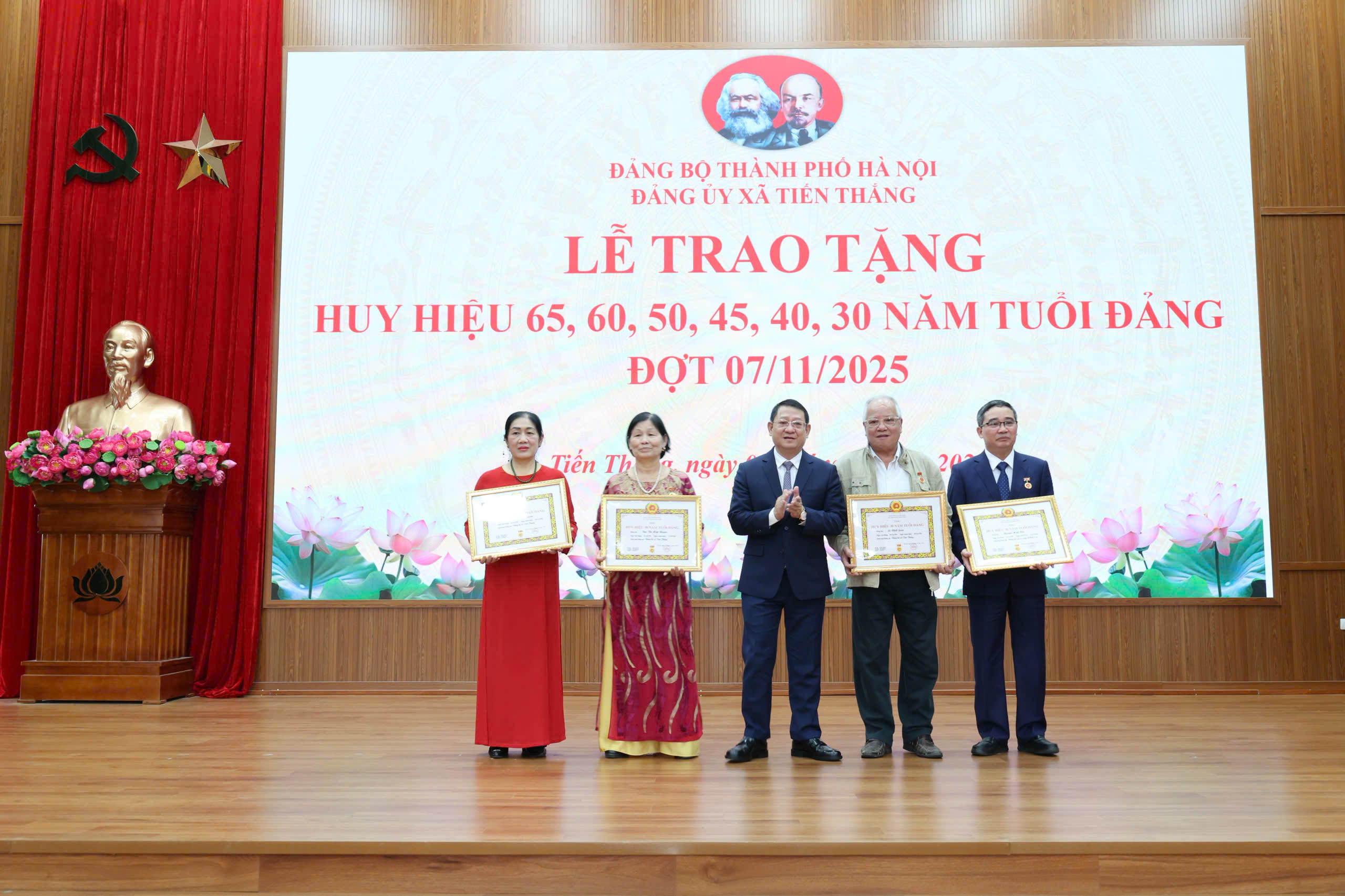 Xã Tiến Thắng trao tặng Huy hiệu Đảng cho 17 đảng viên - ảnh 9