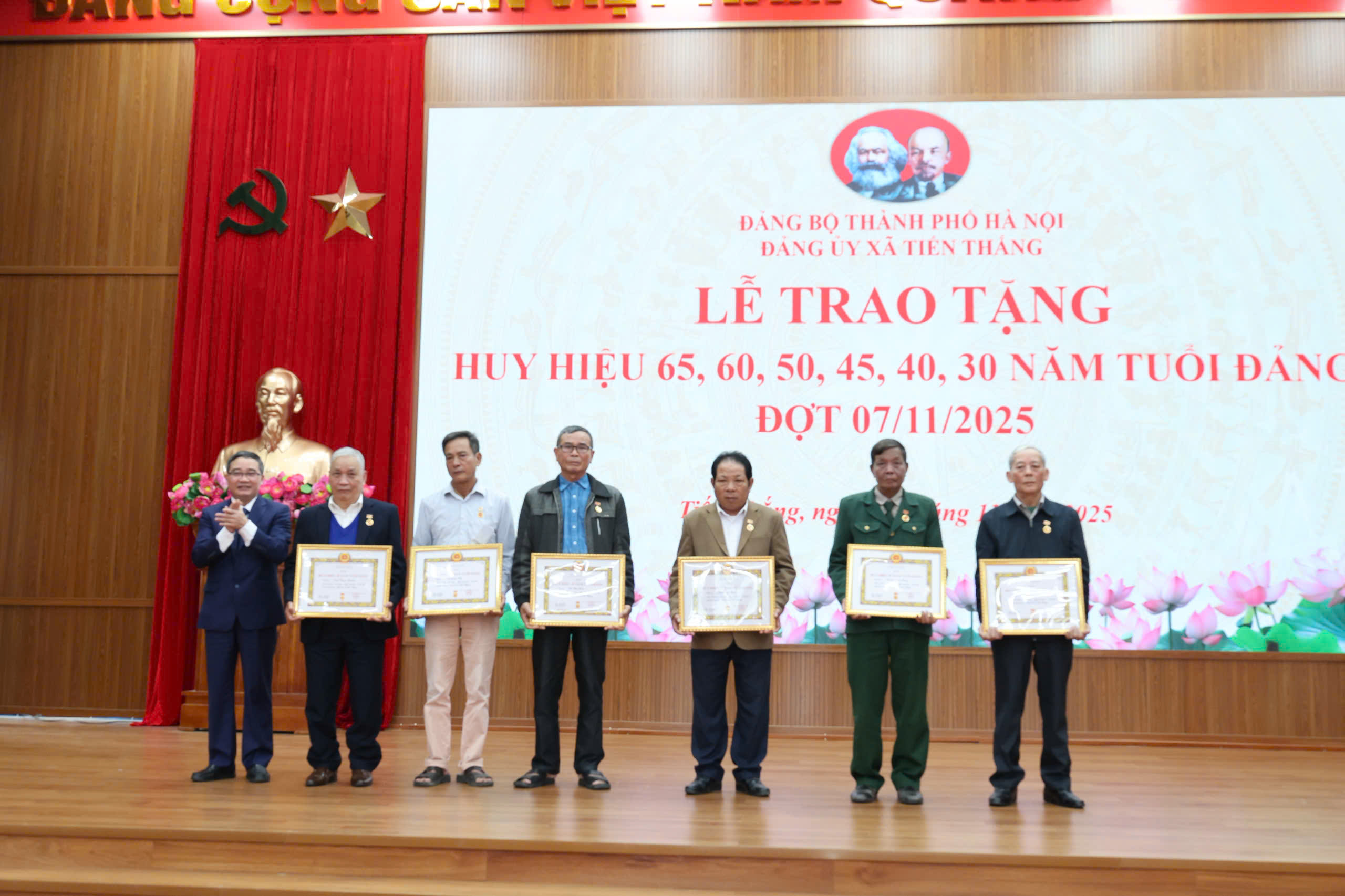 Xã Tiến Thắng trao tặng Huy hiệu Đảng cho 17 đảng viên - ảnh 7