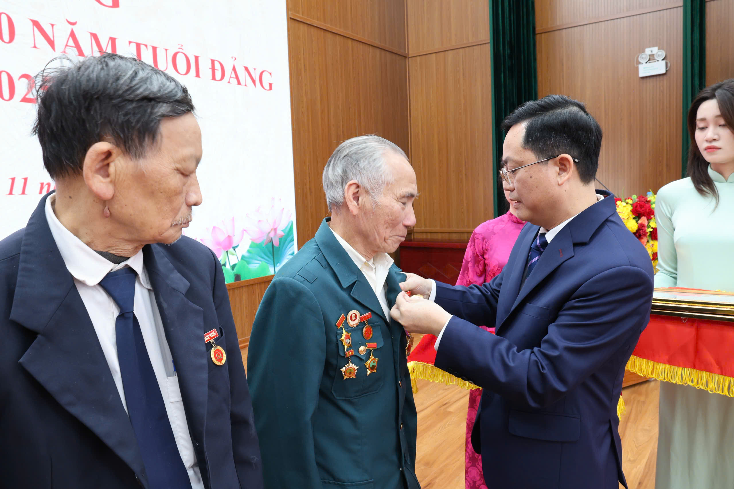 Xã Tiến Thắng trao tặng Huy hiệu Đảng cho 17 đảng viên - ảnh 6