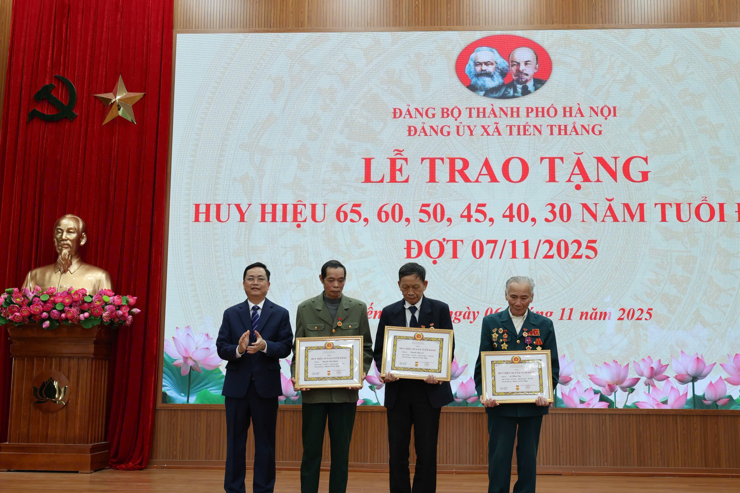 Xã Tiến Thắng trao tặng Huy hiệu Đảng cho 17 đảng viên - ảnh 8