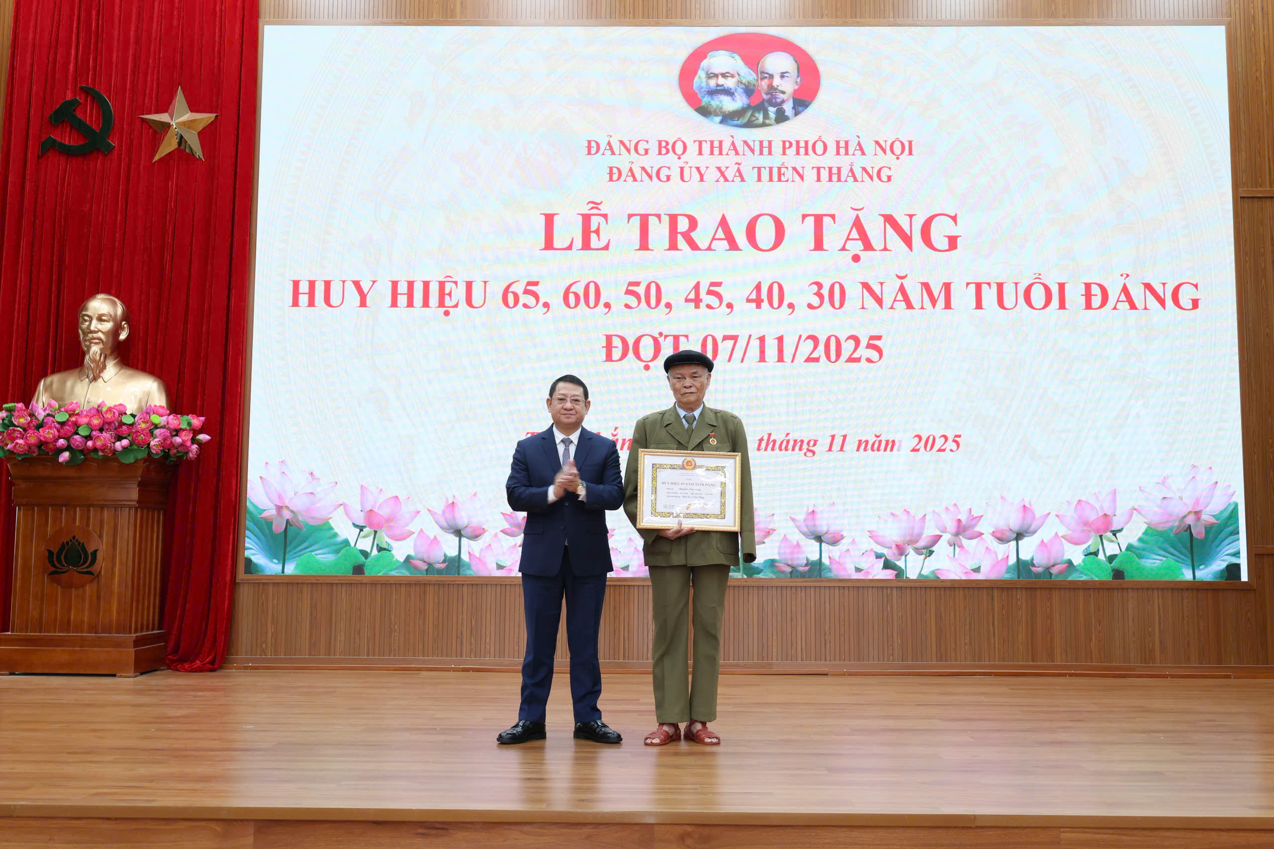 Xã Tiến Thắng trao tặng Huy hiệu Đảng cho 17 đảng viên - ảnh 5