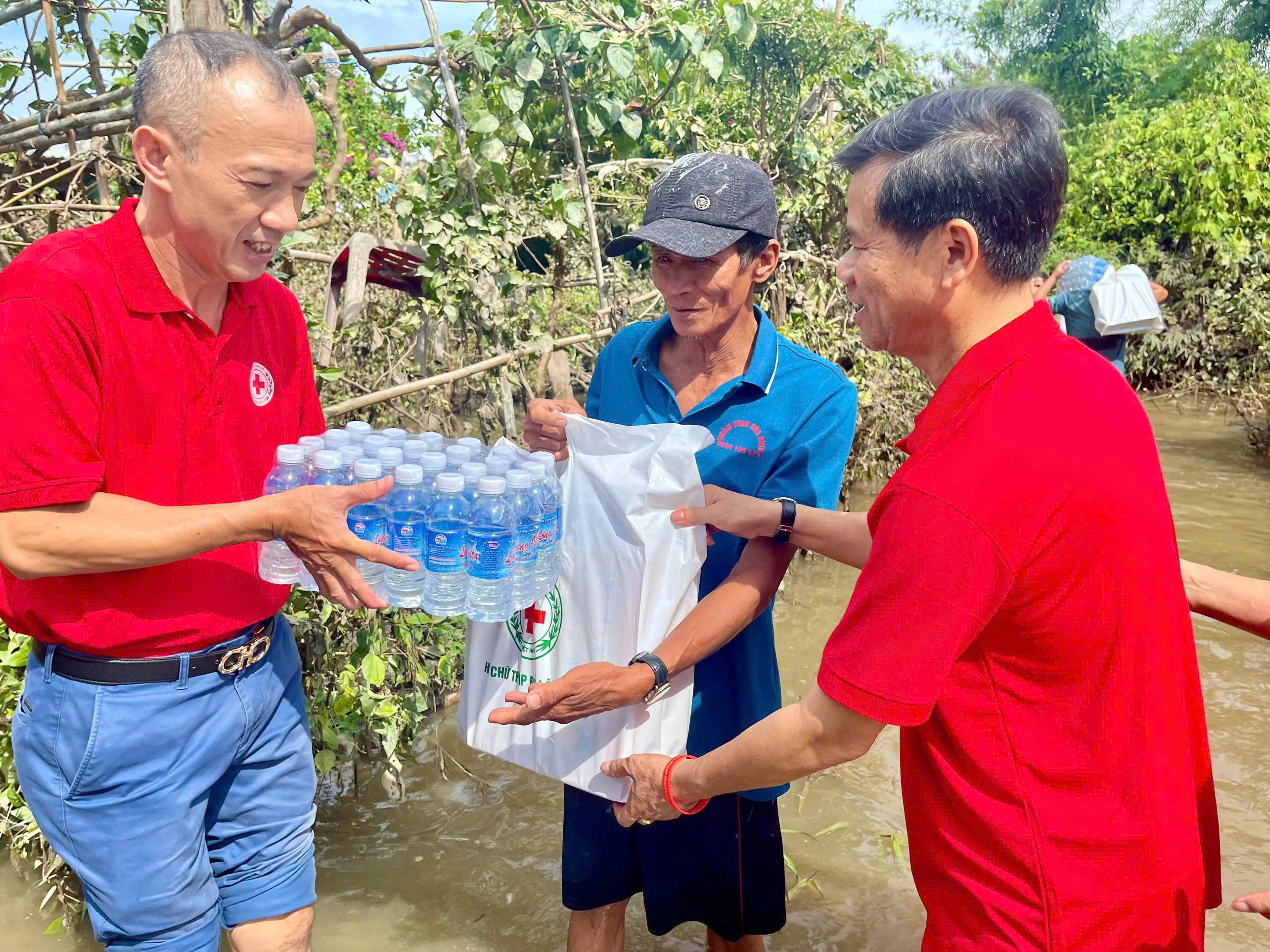 Hội Chữ thập đỏ Việt Nam cứu trợ khẩn cấp người dân 6 tỉnh miền Trung bị thiệt hại do mưa lũ - ảnh 1