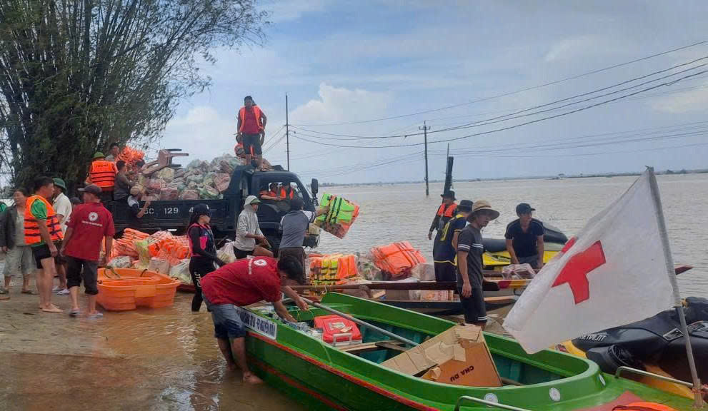 Hội Chữ thập đỏ Việt Nam cứu trợ khẩn cấp người dân 6 tỉnh miền Trung bị thiệt hại do mưa lũ - ảnh 2
