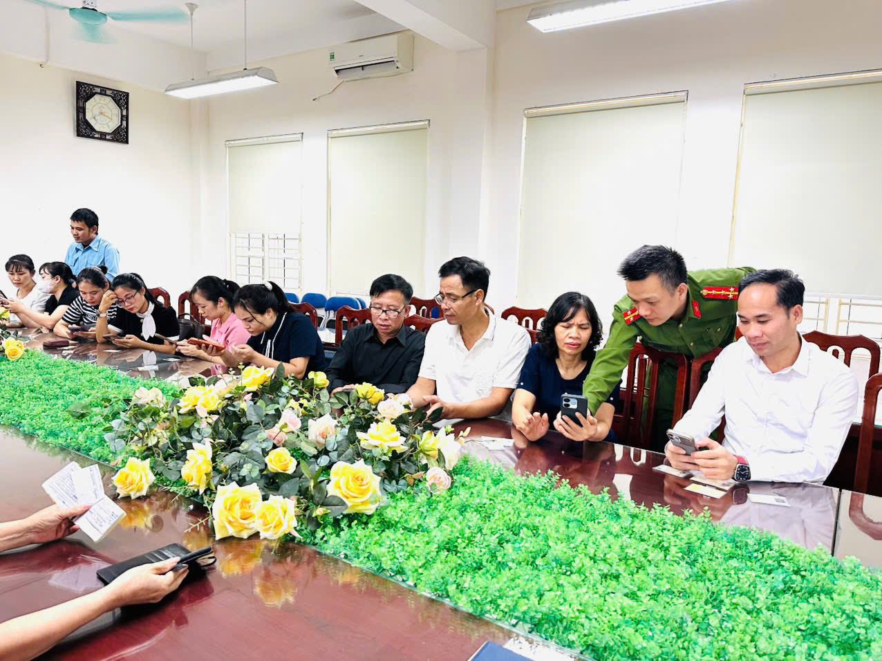 Công an xã Quang Minh hướng dẫn làm sạch dữ liệu đăng ký xe và giấy phép lái xe trên iHanoi - ảnh 2