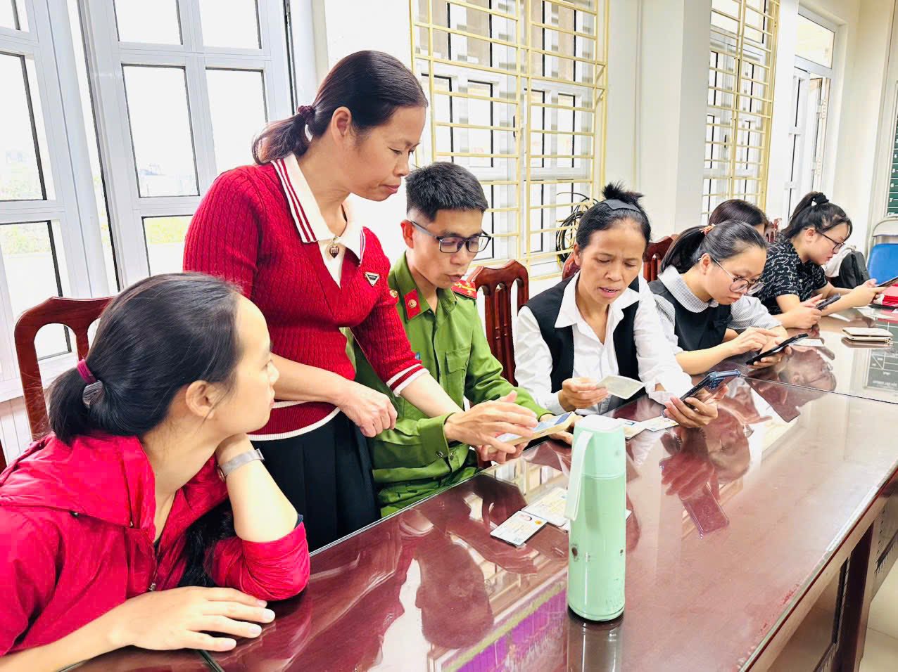 Công an xã Quang Minh hướng dẫn làm sạch dữ liệu đăng ký xe và giấy phép lái xe trên iHanoi - ảnh 1