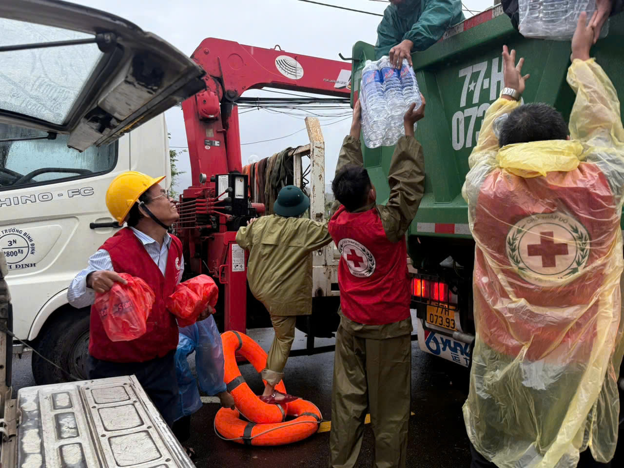 Chung tay vượt lũ tiếp sức đồng bào miền Trung, Tây Nguyên - ảnh 2