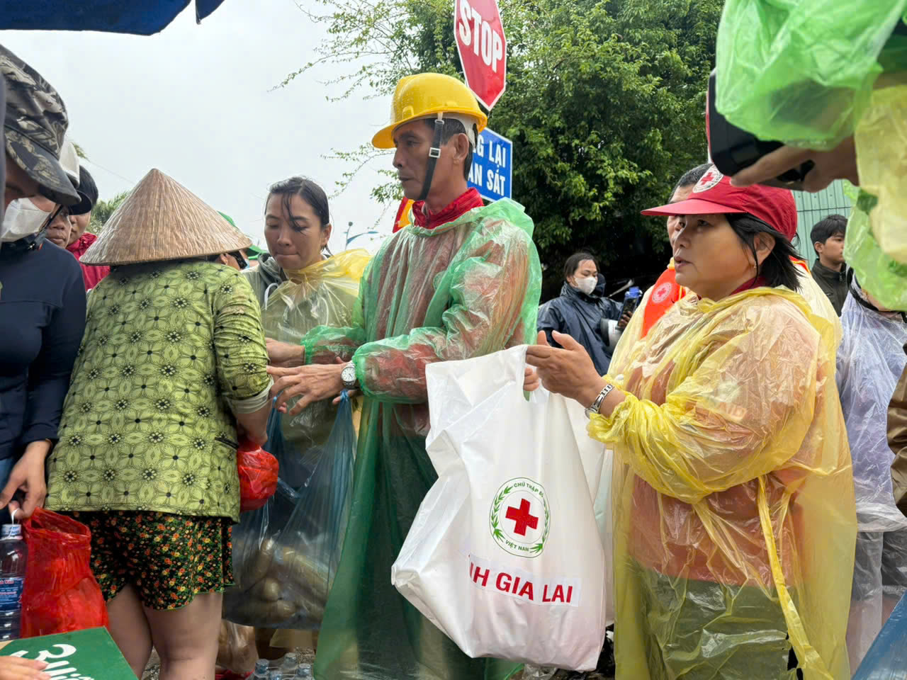 Chung tay vượt lũ tiếp sức đồng bào miền Trung, Tây Nguyên - ảnh 1