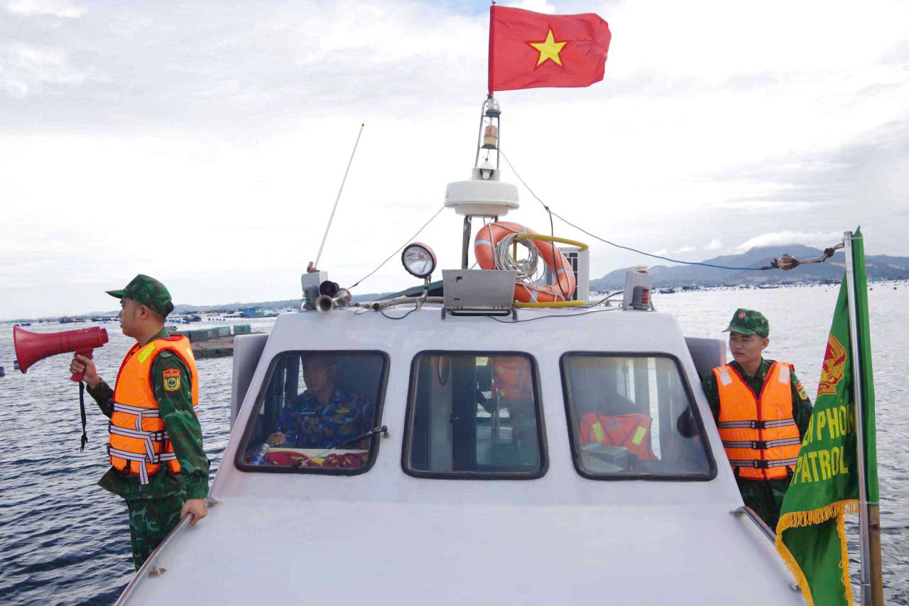 Khánh Hòa kích hoạt phương án ứng phó bão số 15, lũ và sạt lở đất - ảnh 1