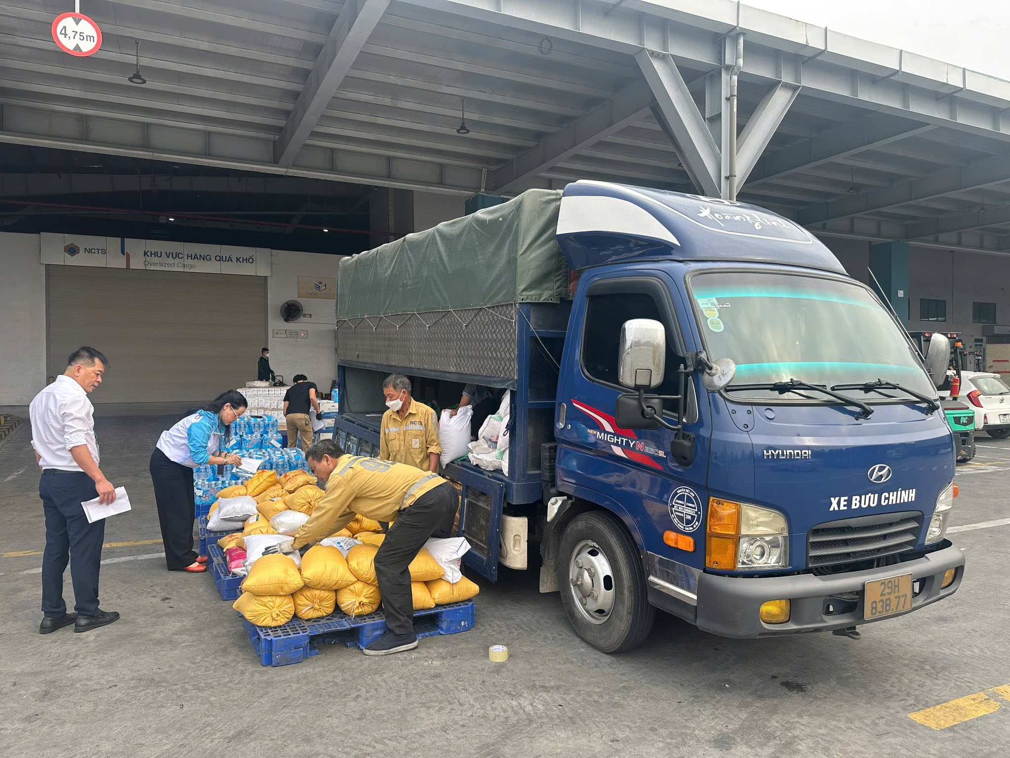 Phụ nữ Mê Linh chung tay hướng về đồng bào miền Trung, Tây Nguyên - ảnh 9