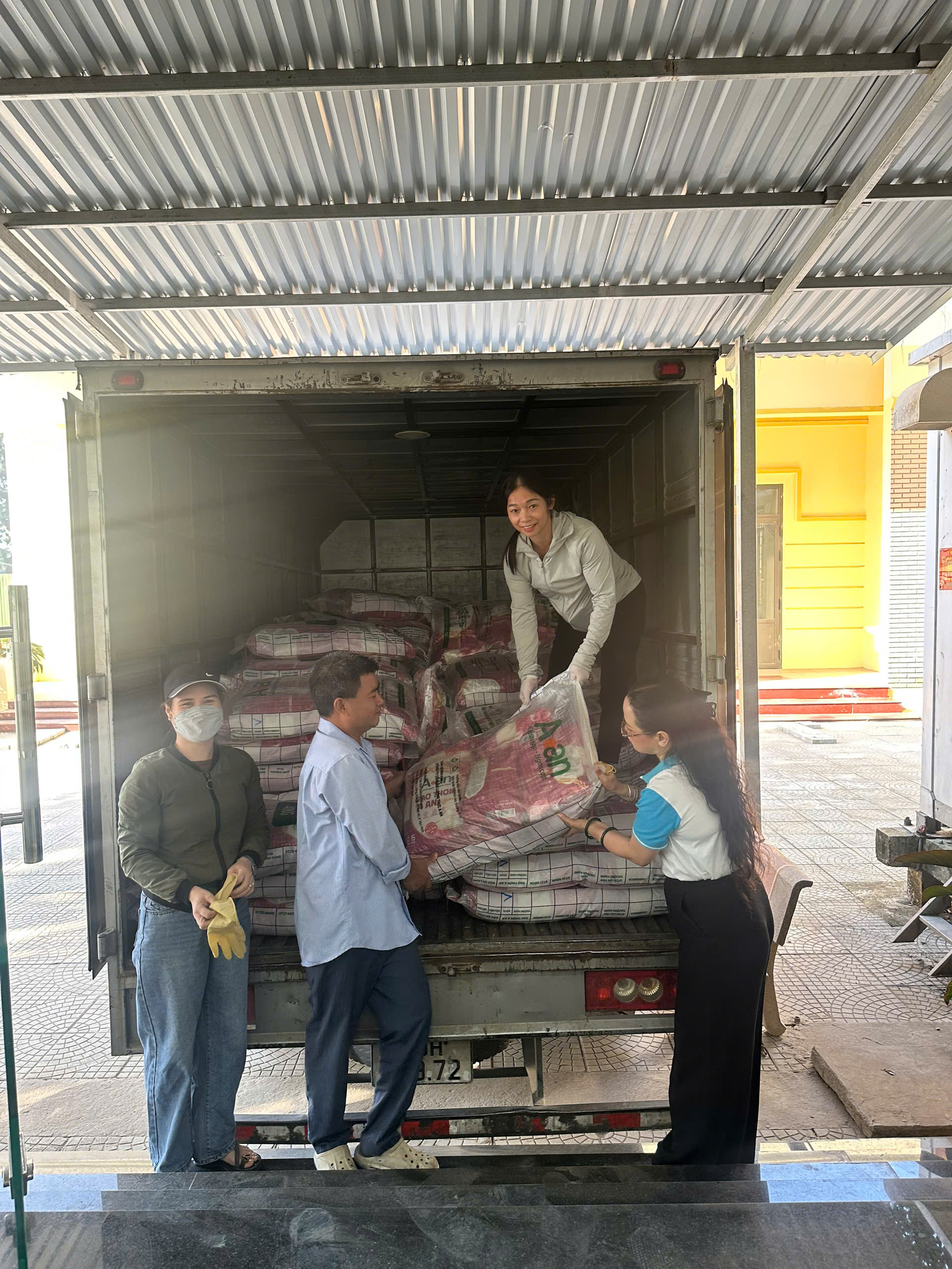 Phụ nữ Mê Linh chung tay hướng về đồng bào miền Trung, Tây Nguyên - ảnh 1