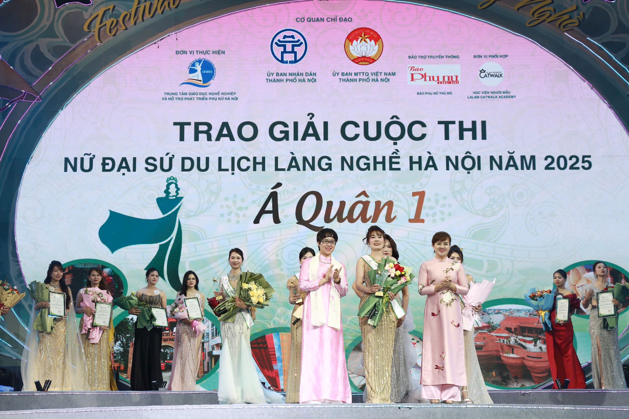 Ấn tượng, hấp dẫn khai mạc Festival “Nữ Đại sứ du lịch làng nghề” năm 2025 - ảnh 5