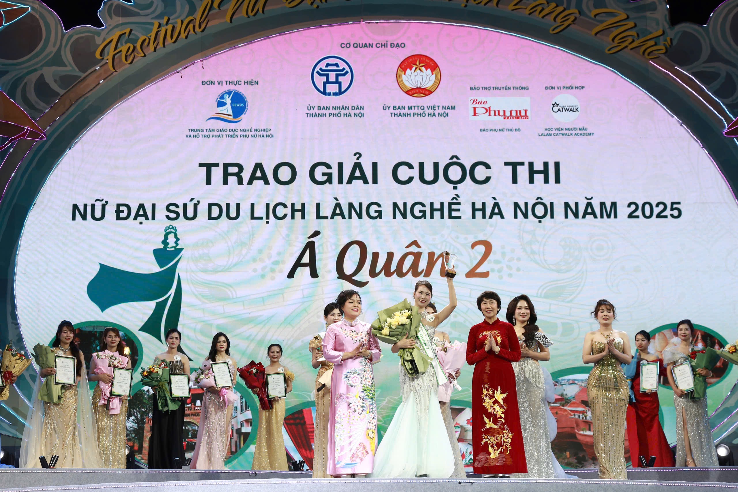 Ấn tượng, hấp dẫn khai mạc Festival “Nữ Đại sứ du lịch làng nghề” năm 2025 - ảnh 6
