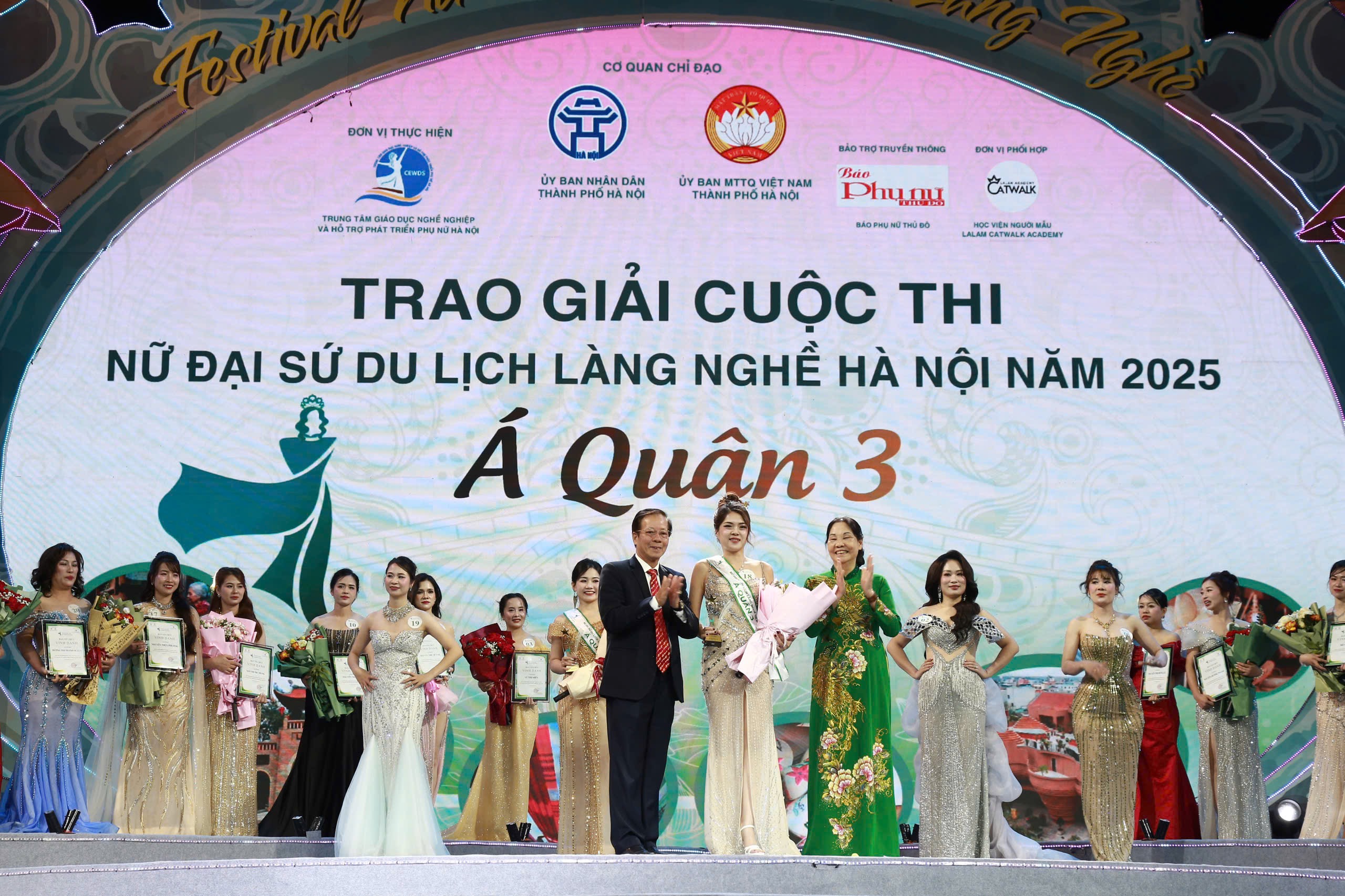 Ấn tượng, hấp dẫn khai mạc Festival “Nữ Đại sứ du lịch làng nghề” năm 2025 - ảnh 9