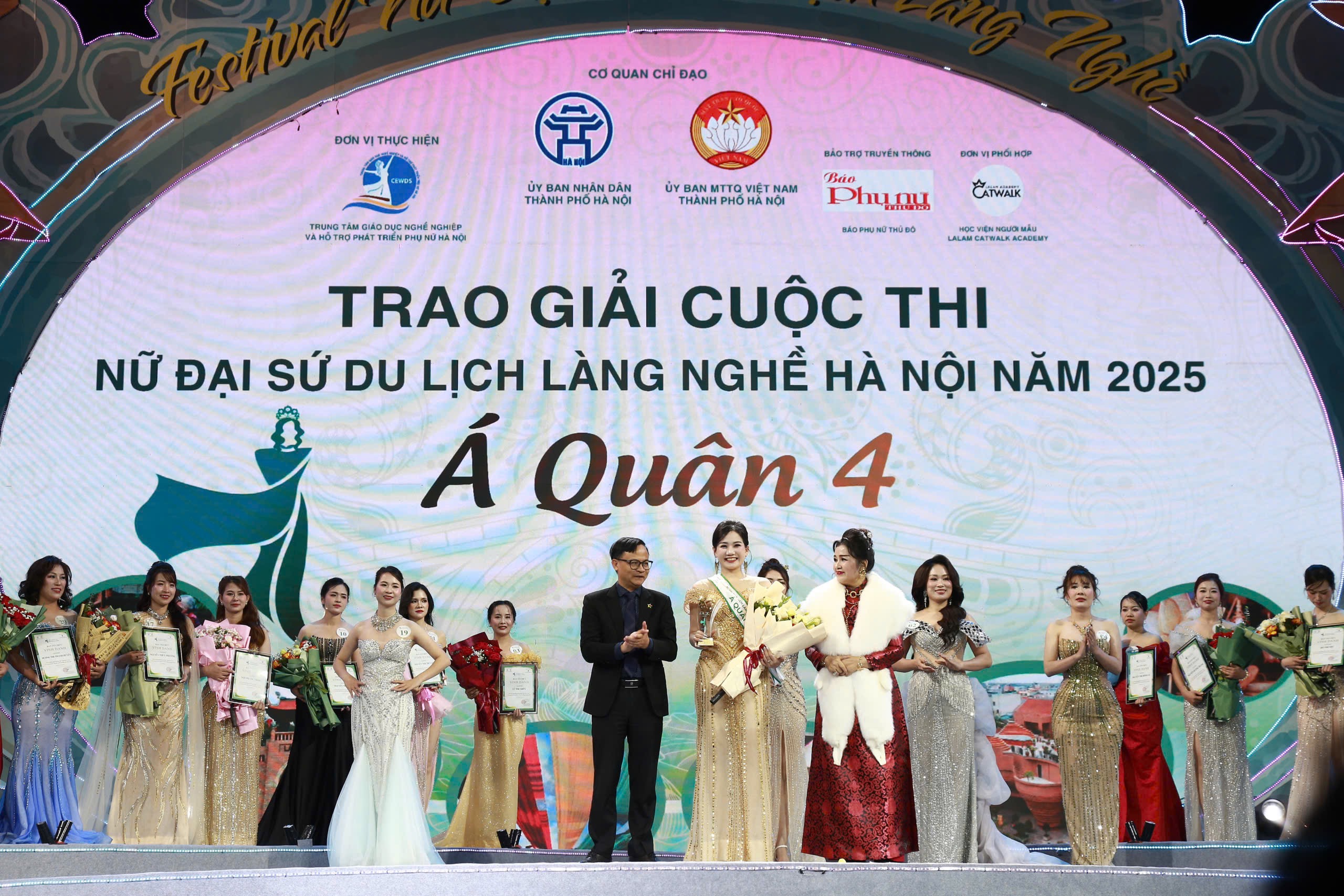 Ấn tượng, hấp dẫn khai mạc Festival “Nữ Đại sứ du lịch làng nghề” năm 2025 - ảnh 7