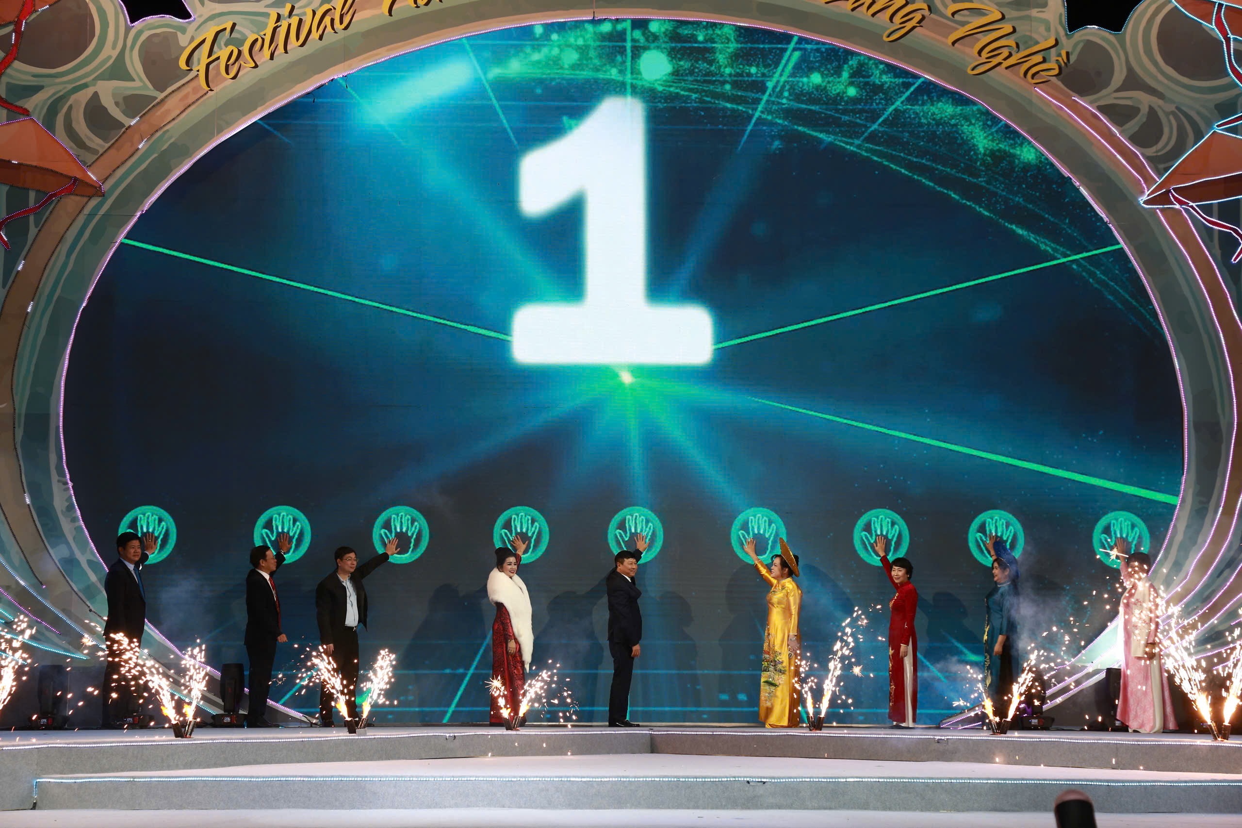 Ấn tượng, hấp dẫn khai mạc Festival “Nữ Đại sứ du lịch làng nghề” năm 2025 - ảnh 3