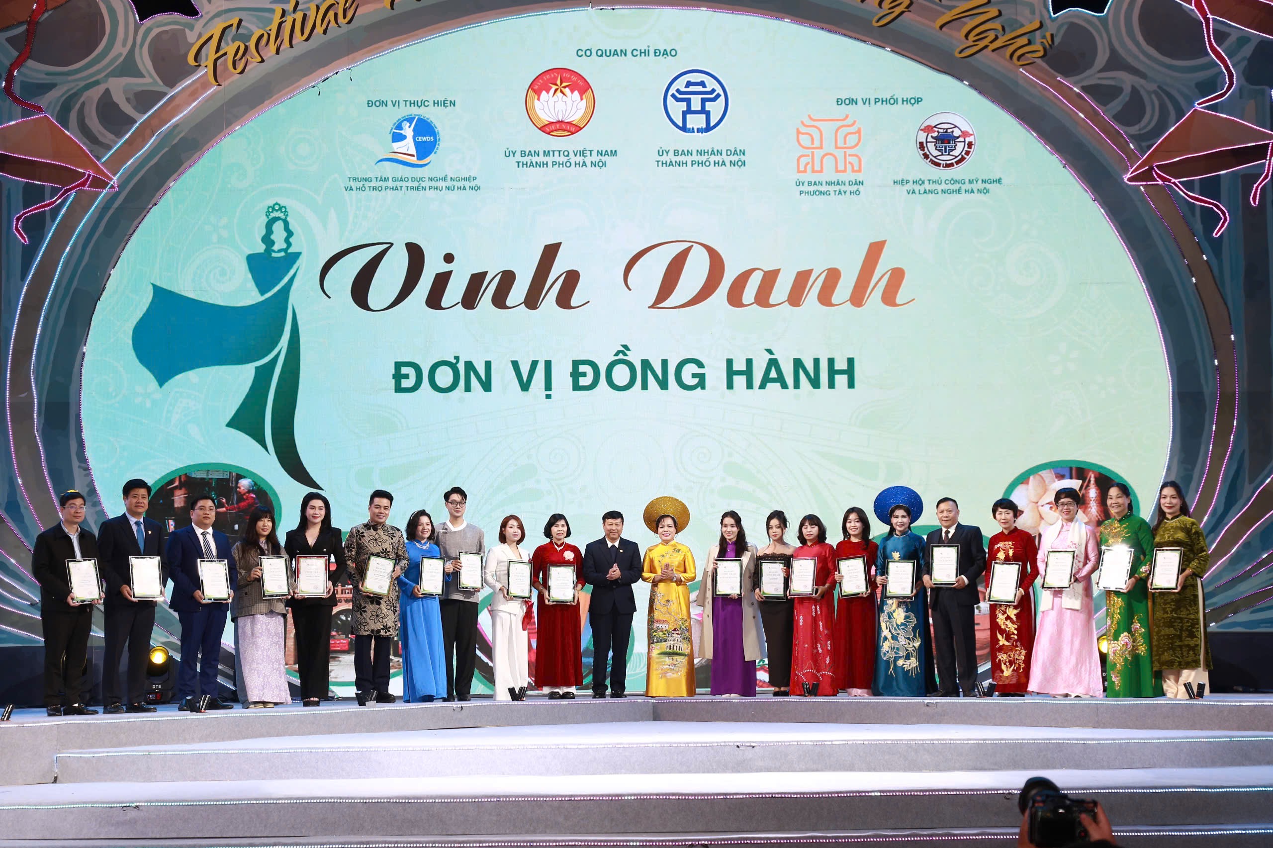 Ấn tượng, hấp dẫn khai mạc Festival “Nữ Đại sứ du lịch làng nghề” năm 2025 - ảnh 1