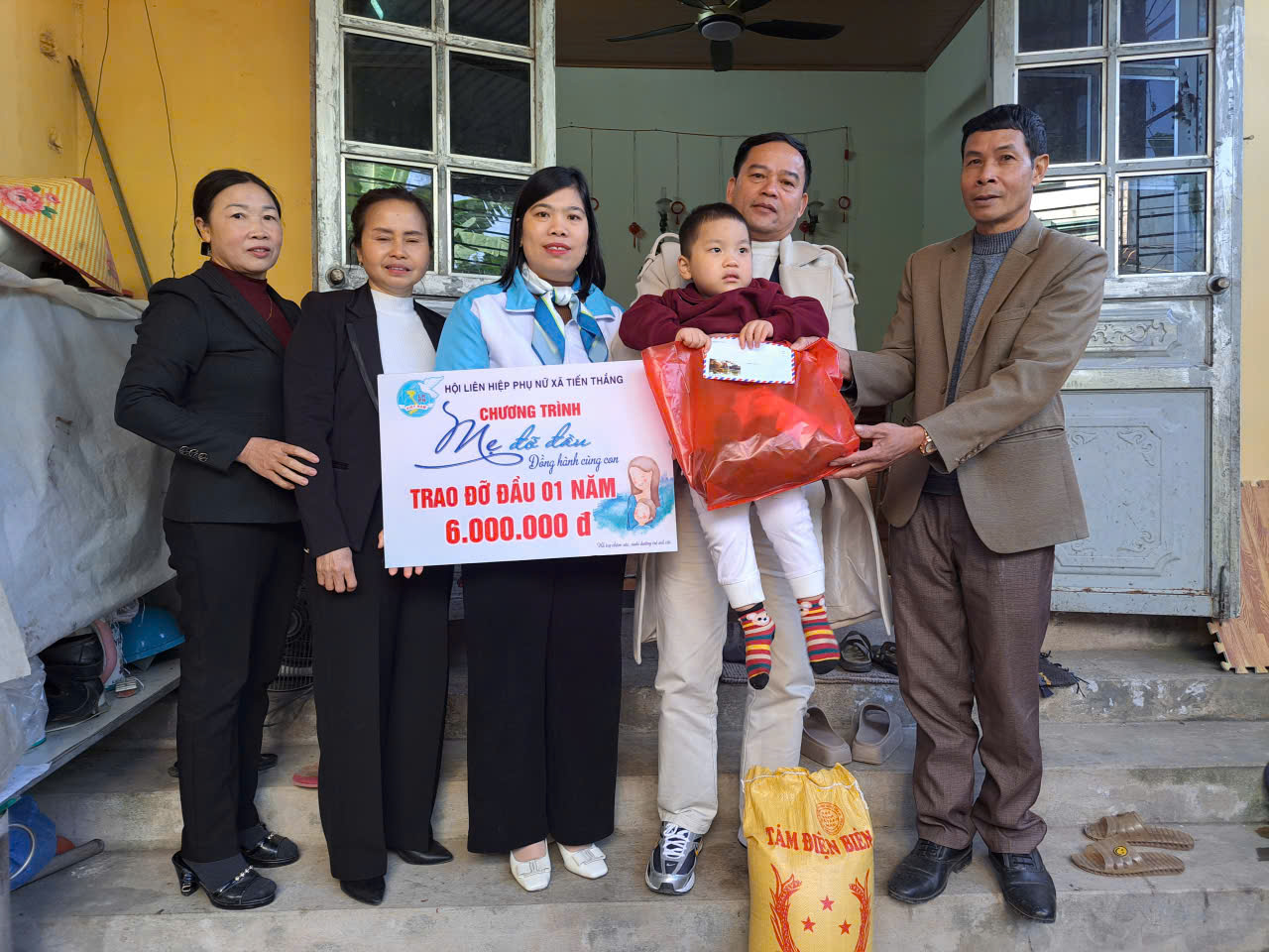 Tấm lòng vàng “đỡ đầu” các con mồ côi tại thôn Cư An - ảnh 2