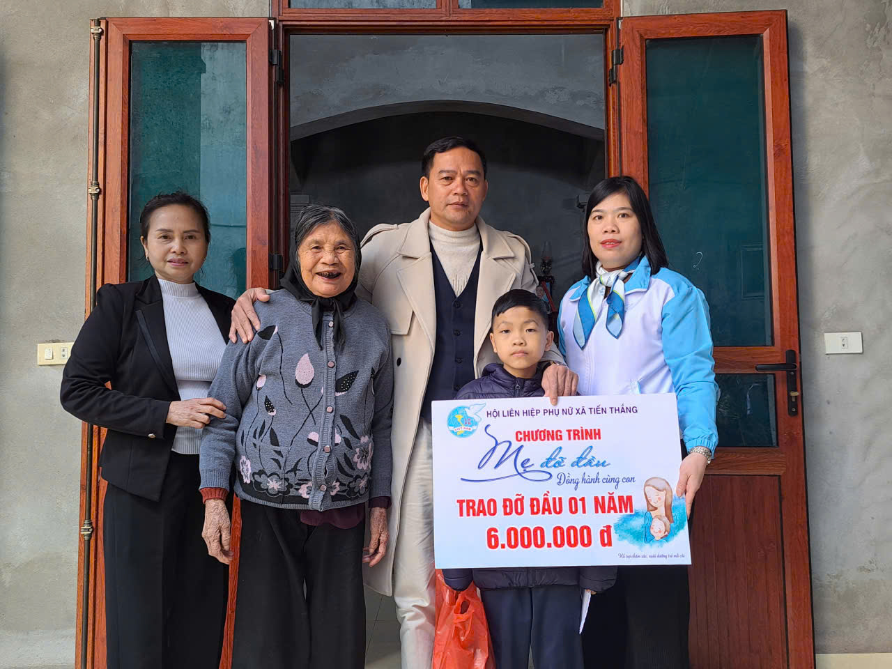 Tấm lòng vàng “đỡ đầu” các con mồ côi tại thôn Cư An - ảnh 1