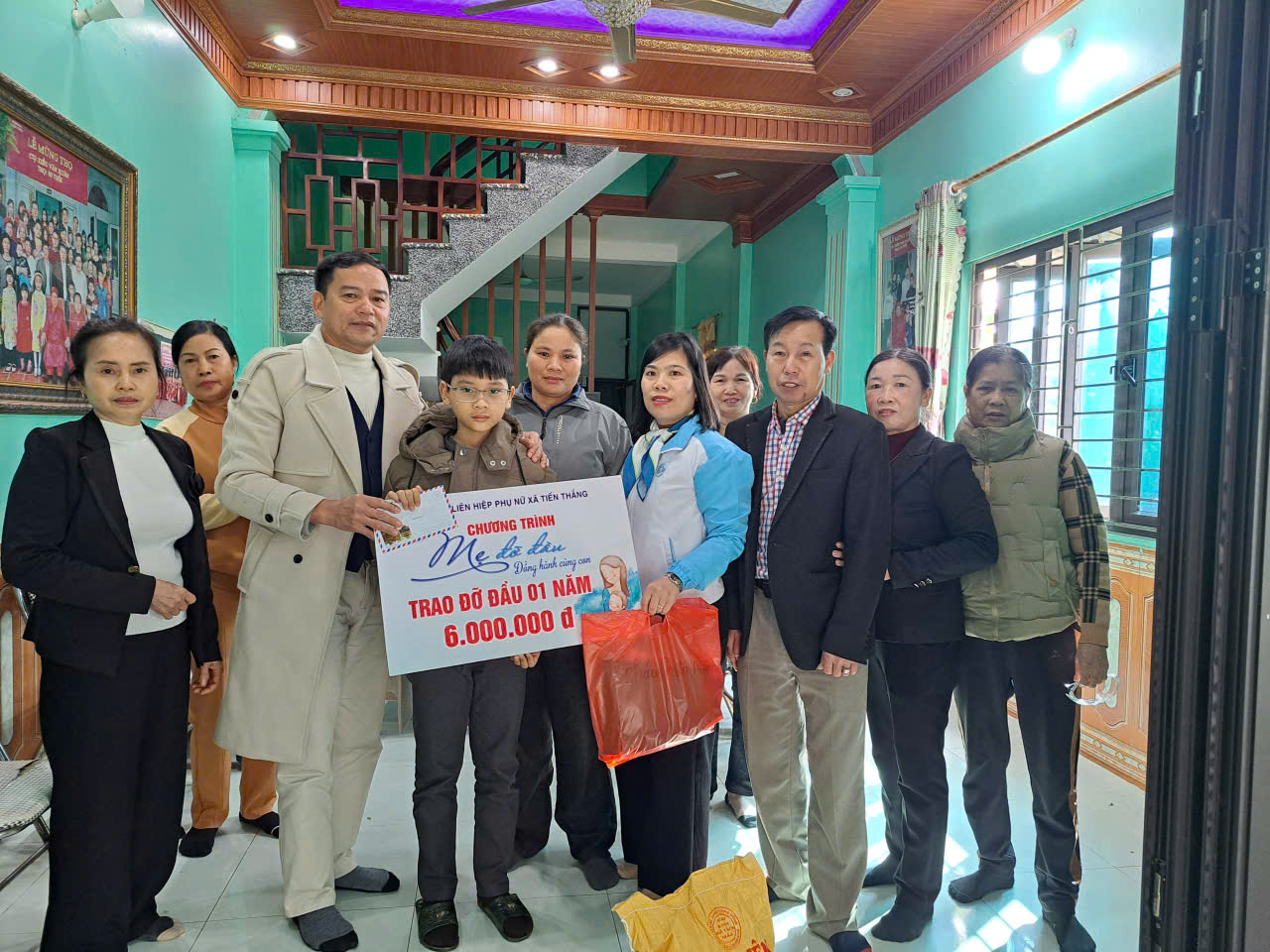 Tấm lòng vàng “đỡ đầu” các con mồ côi tại thôn Cư An - ảnh 3