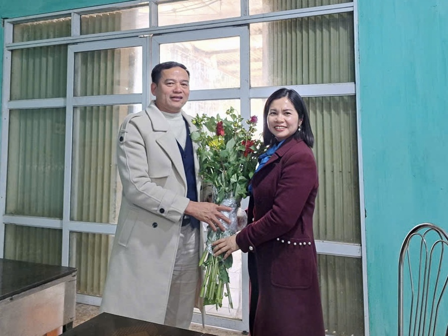 Tấm lòng vàng “đỡ đầu” các con mồ côi tại thôn Cư An - ảnh 5