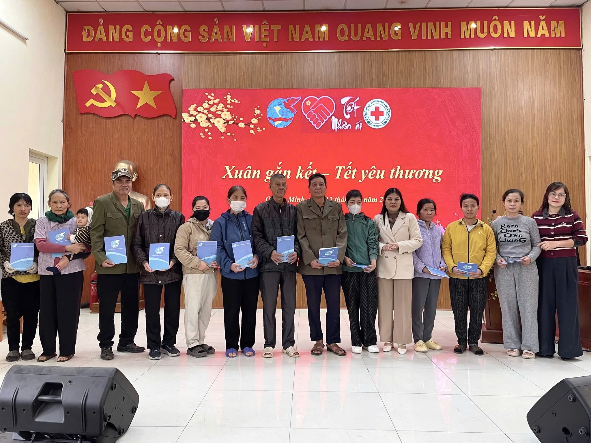 Những suất quà Tết ấm áp đến với trẻ em và hội viên phụ nữ có hoàn cảnh khó khăn xã Quang Minh - ảnh 3