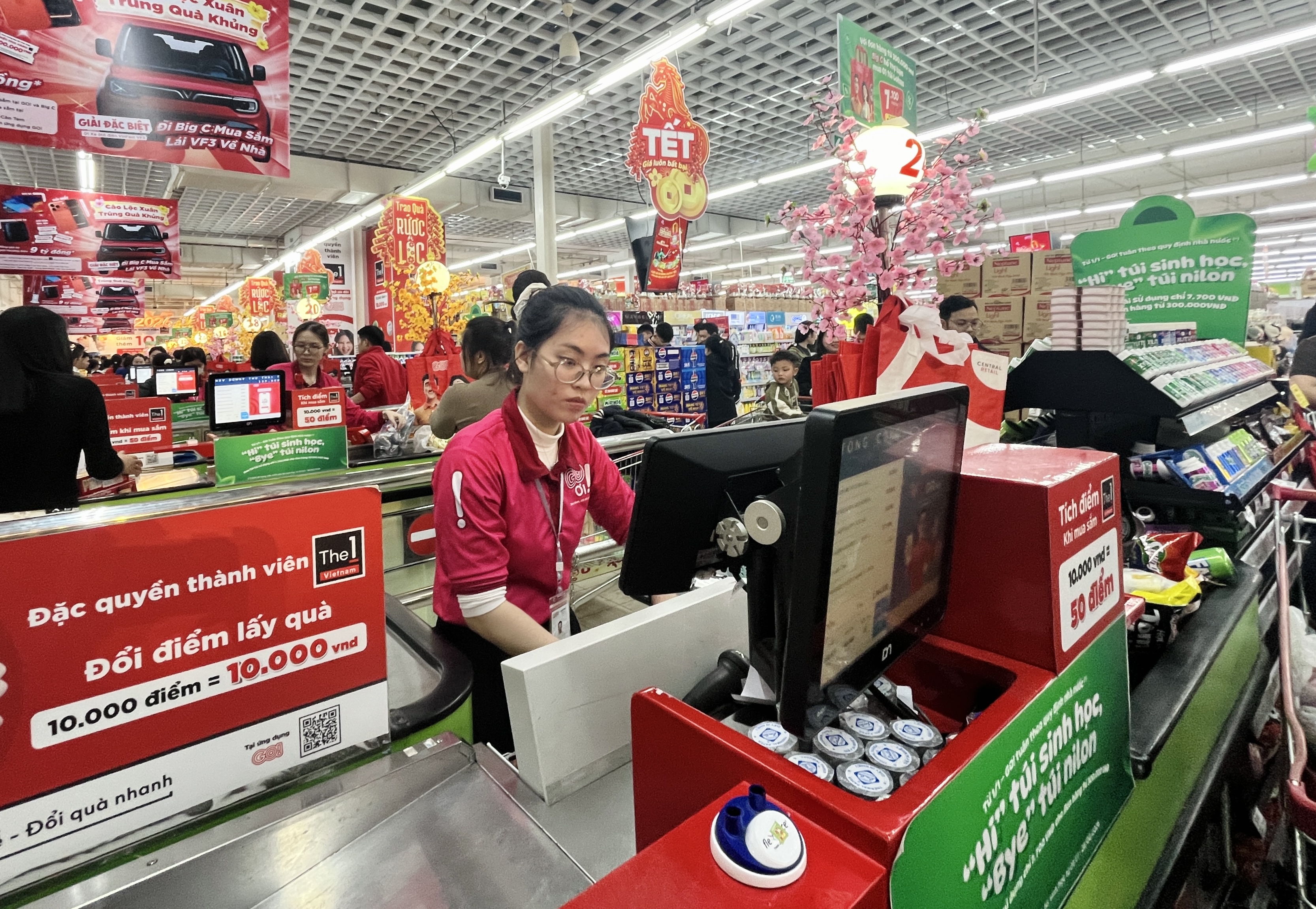 Người dân tấp nập mua sắm ngày 29 Tết, trái cây ngũ quả hút hàng - ảnh 4