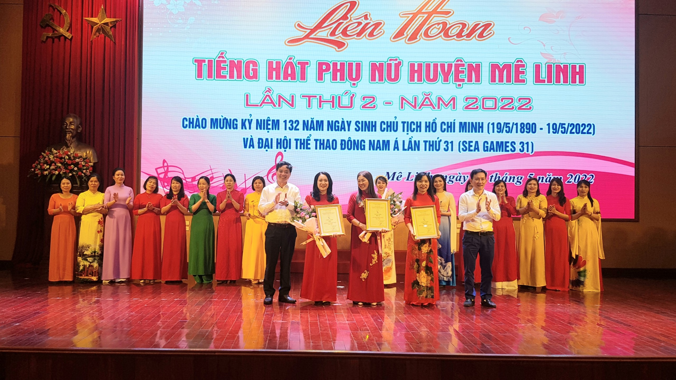 “Tiếng hát phụ nữ Mê Linh” chào mừng sinh nhật Bác - ảnh 7