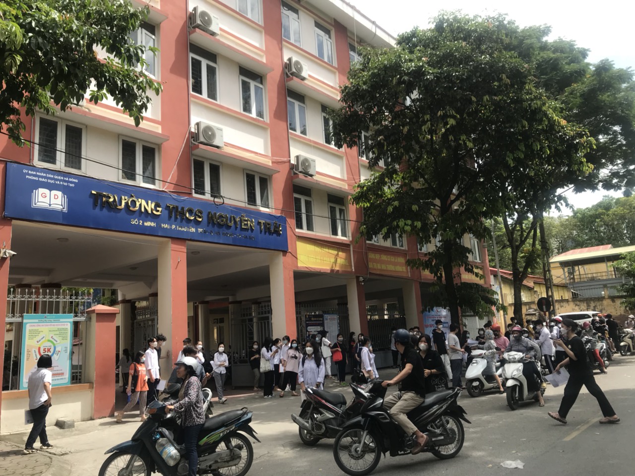 Hơn 100.000 thí sinh làm thủ tục dự thi vào lớp 10 THPT công lập năm học 2022-2023 - ảnh 3