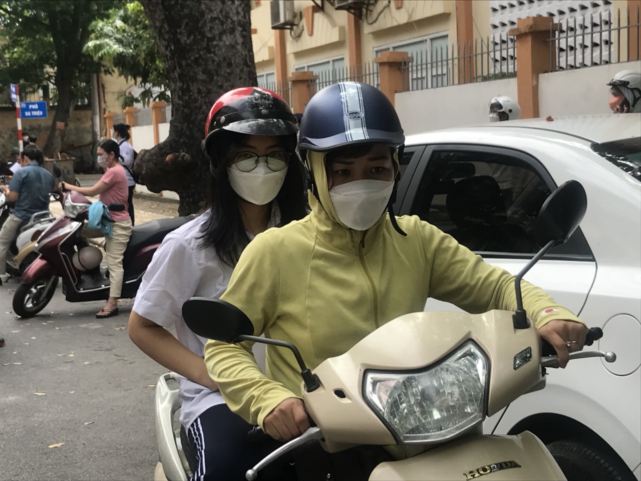 Hơn 100.000 thí sinh làm thủ tục dự thi vào lớp 10 THPT công lập năm học 2022-2023 - ảnh 4