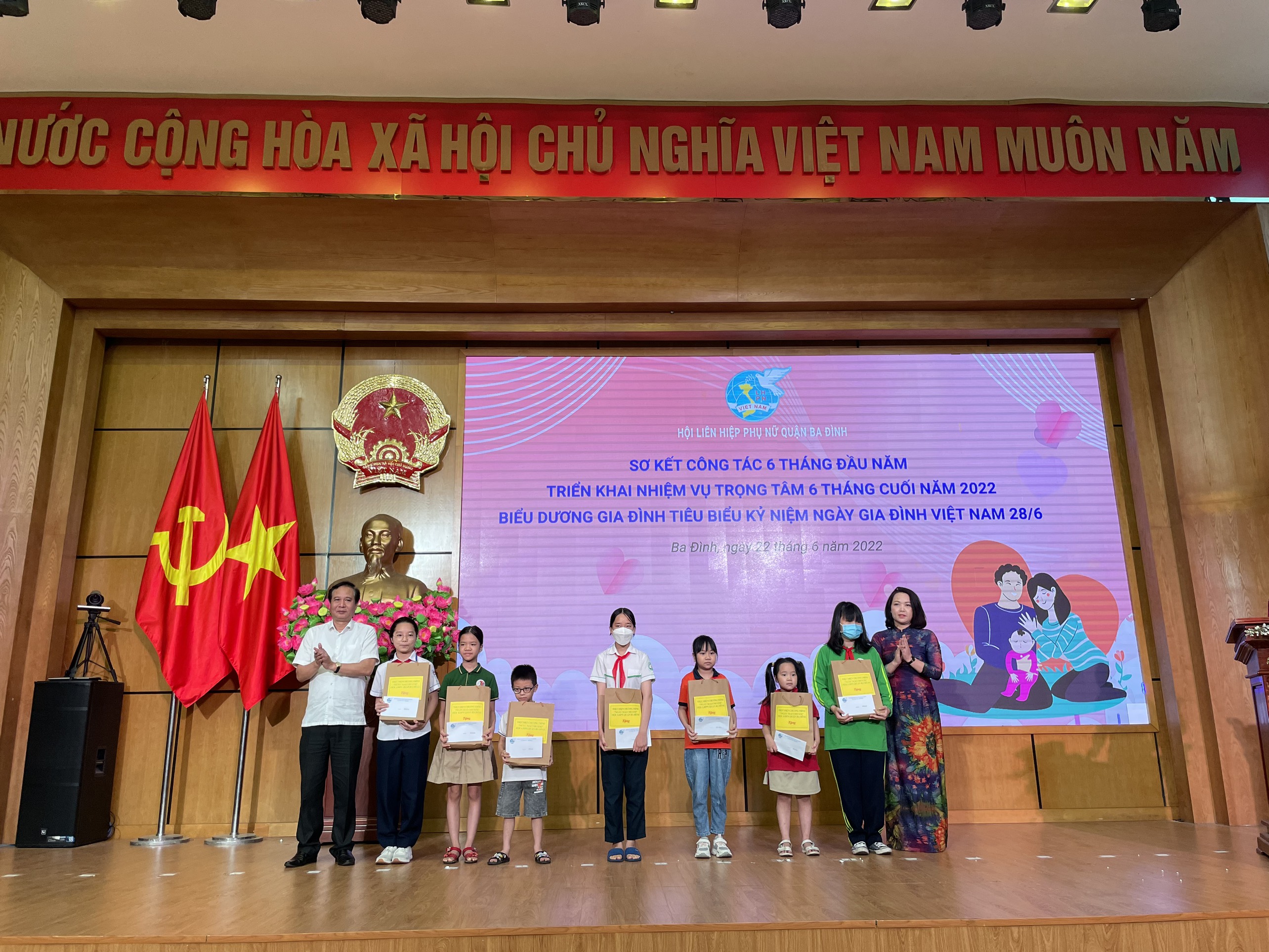 Hội LHPN quận Ba Đình: Sơ kết công tác 6 tháng đầu năm, đỡ đầu trẻ em mồ côi, mất nguồn nuôi dưỡng - ảnh 2