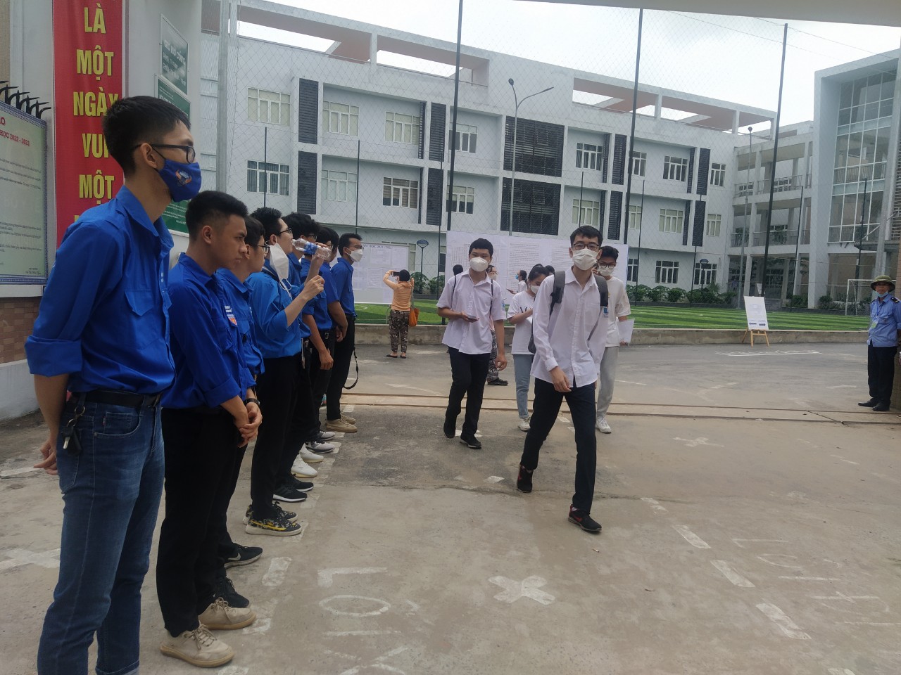 Gần 98.000 thí sinh Hà Nội làm thủ tục dự thi tốt nghiệp THPT - ảnh 3