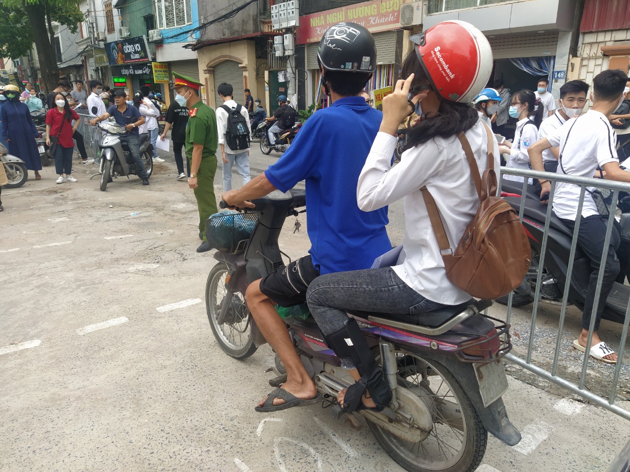 Gần 98.000 thí sinh Hà Nội làm thủ tục dự thi tốt nghiệp THPT - ảnh 4