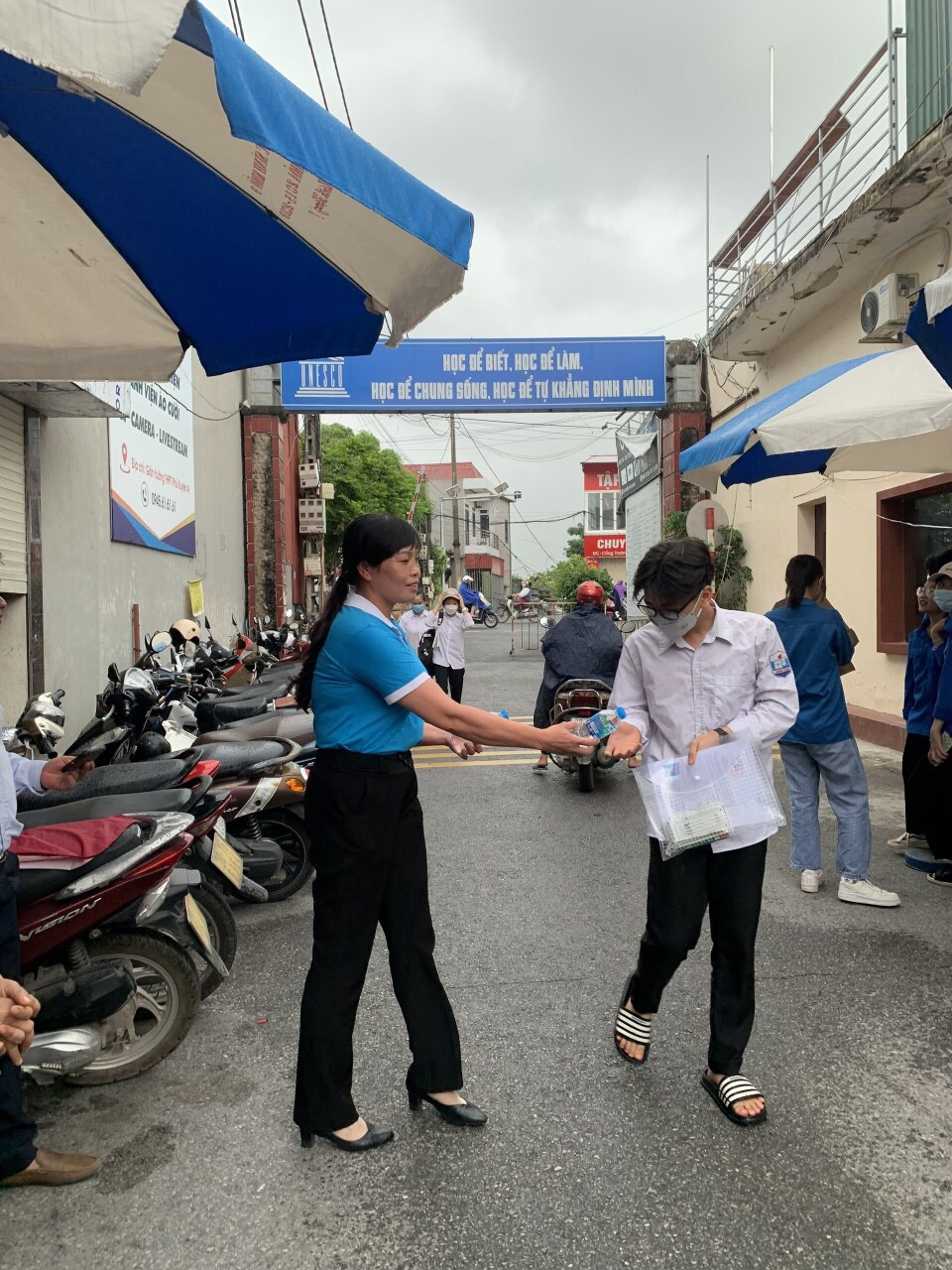 “Màu áo xanh” của Hội Phụ nữ tại kỳ thi tốt nghiệp THPT - ảnh 2