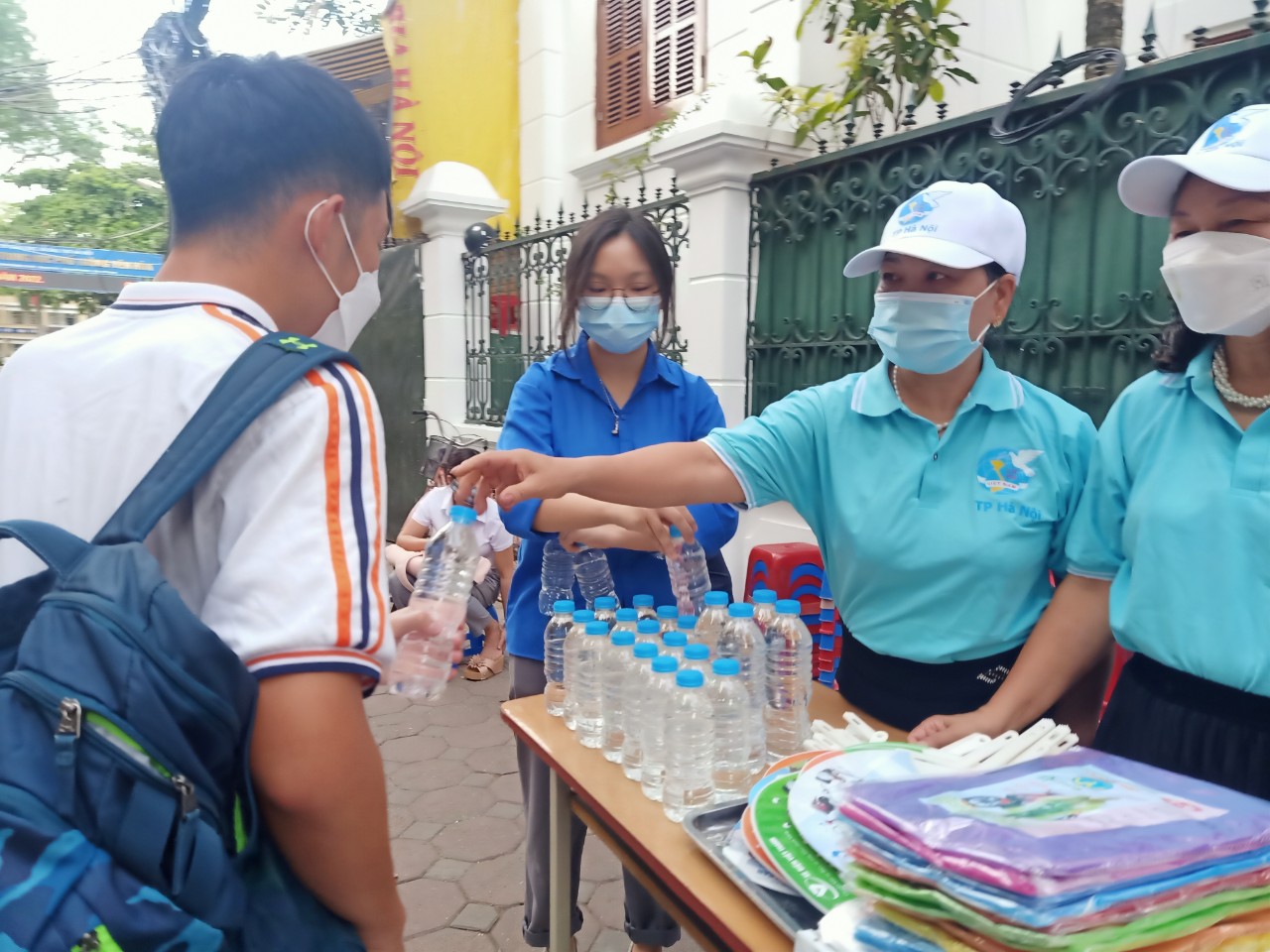 “Màu áo xanh” của Hội Phụ nữ tại kỳ thi tốt nghiệp THPT - ảnh 3