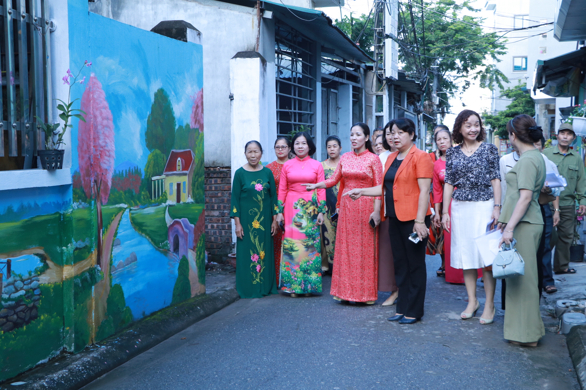 Hội LHPN Hà Nội: Kiểm tra, chấm thi “Đoạn đường/tuyến phố bích họa/nở hoa” năm 2022 - ảnh 2