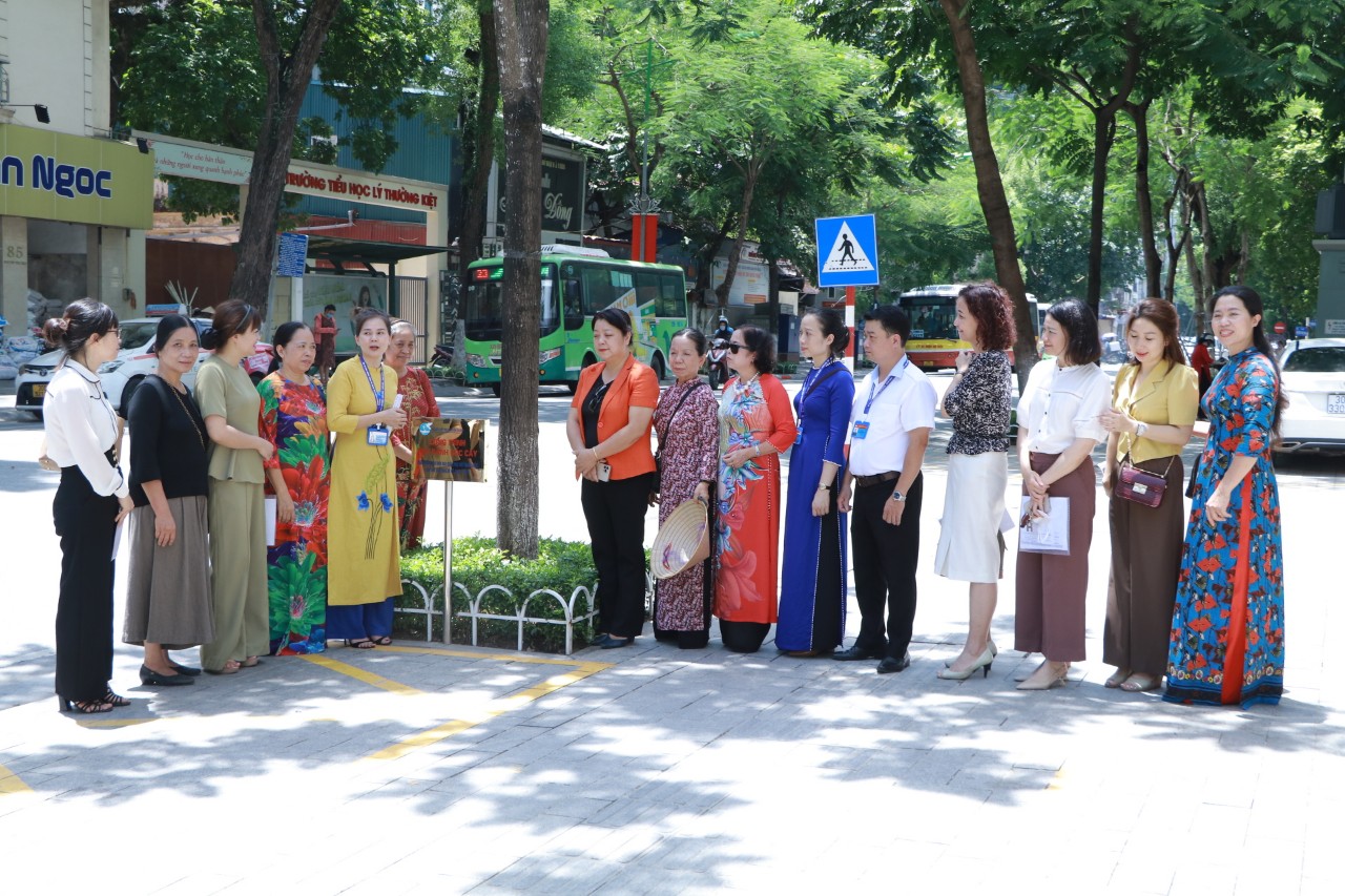 Hội LHPN Hà Nội: Kiểm tra, chấm thi “Đoạn đường/tuyến phố bích họa/nở hoa” năm 2022 - ảnh 8