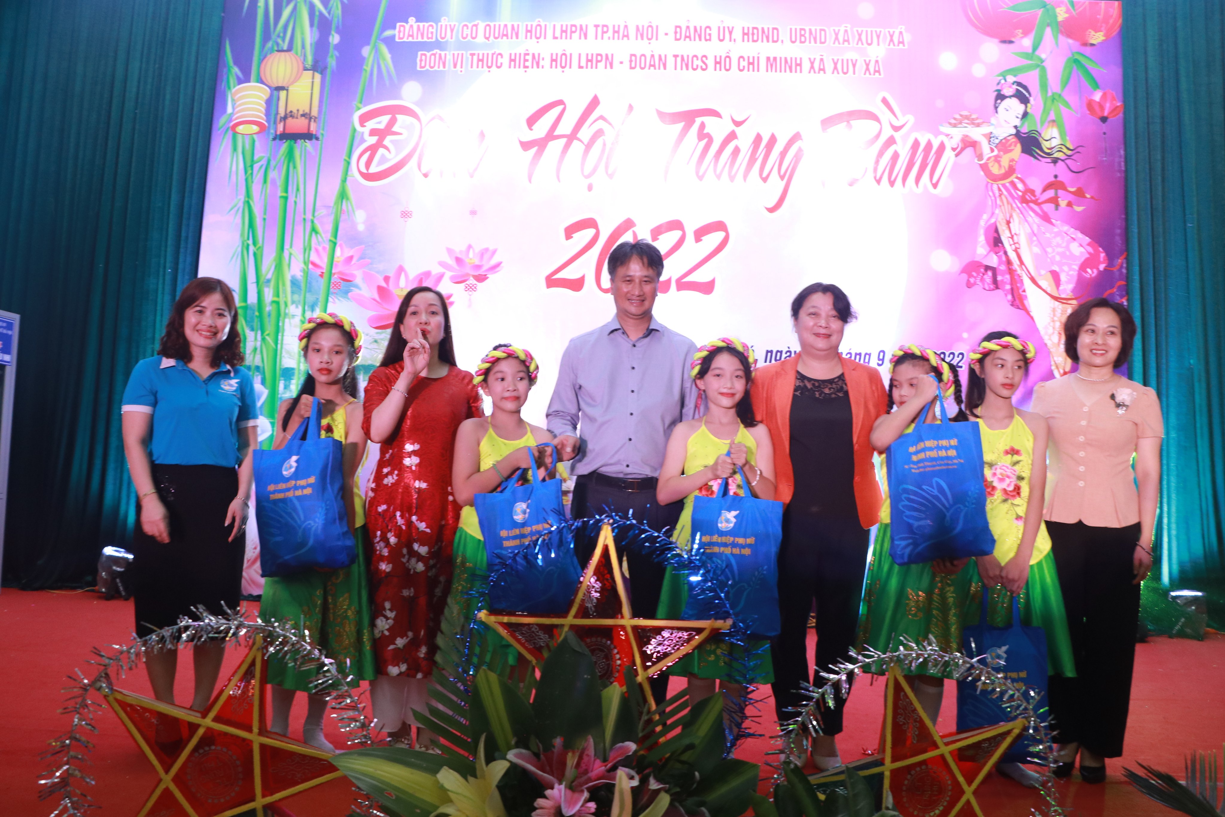 Đảng ủy cơ quan Hội LHPN Hà Nội: Mang “Đêm hội trăng rằm” tới với thiếu nhi huyện Mỹ Đức - ảnh 1