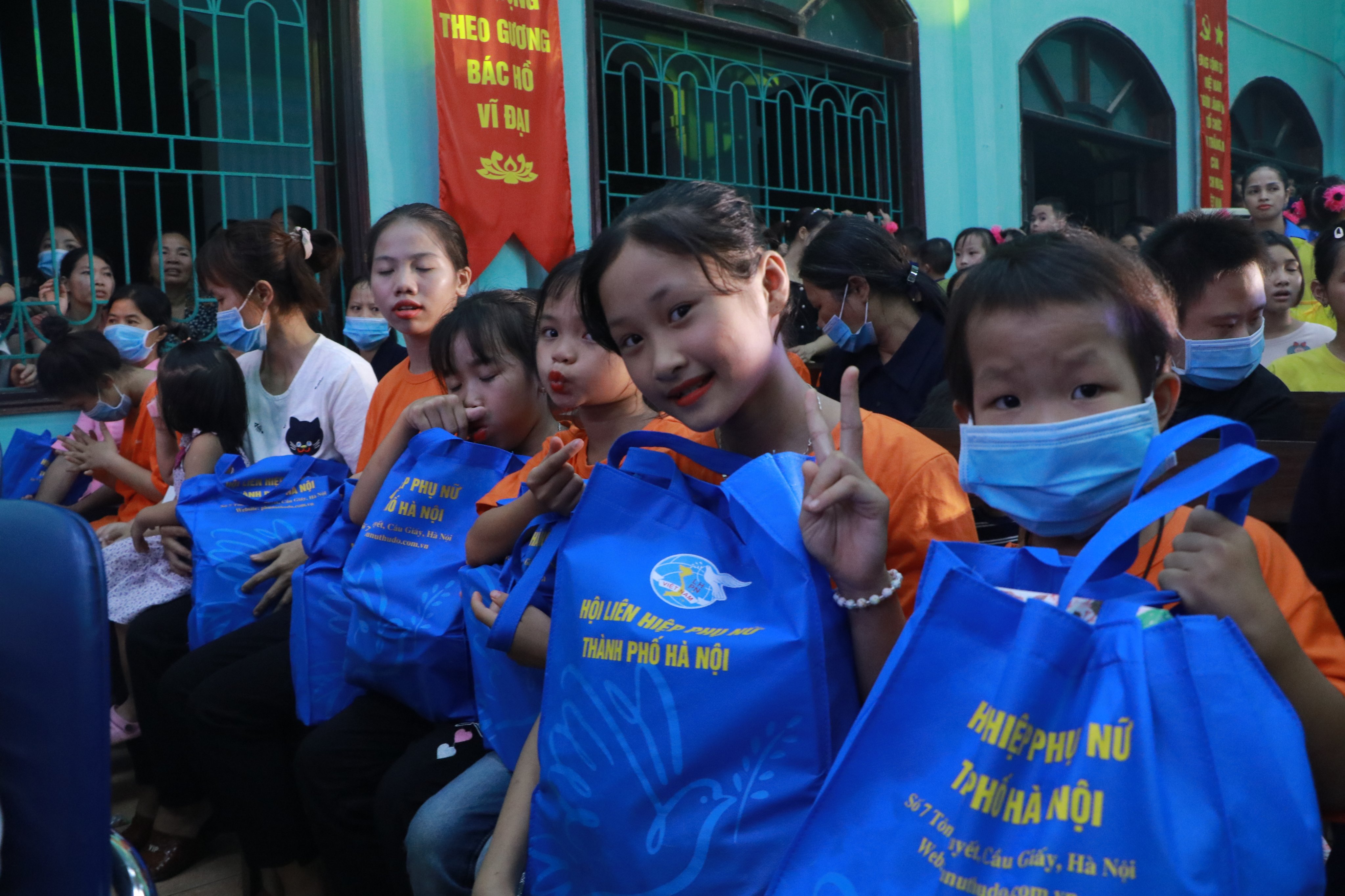 Đảng ủy cơ quan Hội LHPN Hà Nội: Mang “Đêm hội trăng rằm” tới với thiếu nhi huyện Mỹ Đức - ảnh 9