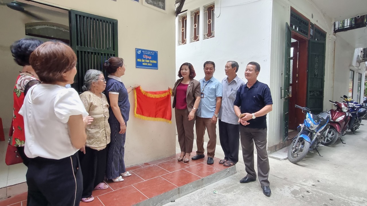 Hội LHPN Hà Nội: Trao mái ấm tình thương cho phụ nữ nghèo quận Đống Đa - ảnh 2