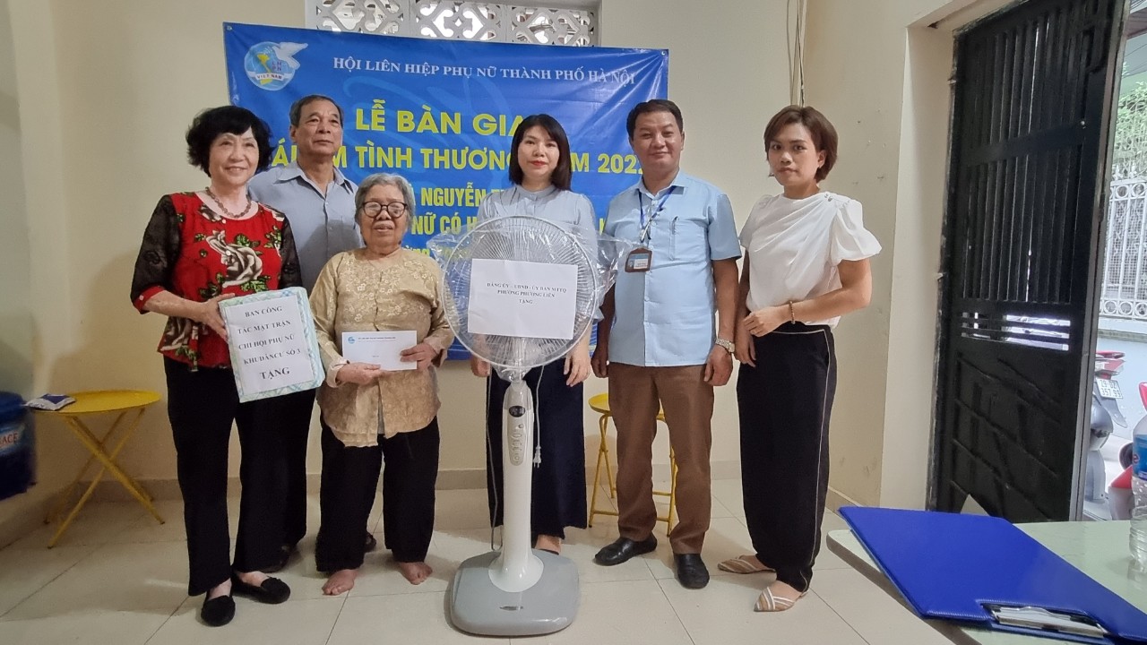 Hội LHPN Hà Nội: Trao mái ấm tình thương cho phụ nữ nghèo quận Đống Đa - ảnh 4