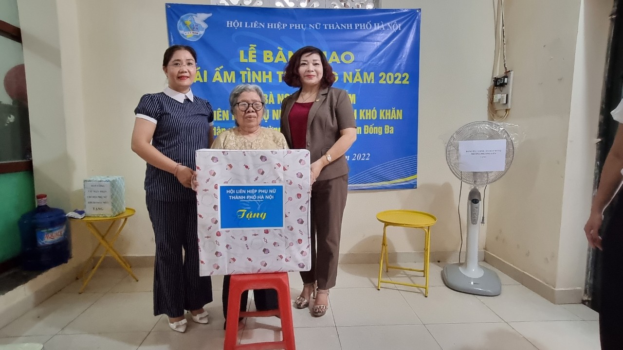 Hội LHPN Hà Nội: Trao mái ấm tình thương cho phụ nữ nghèo quận Đống Đa - ảnh 3