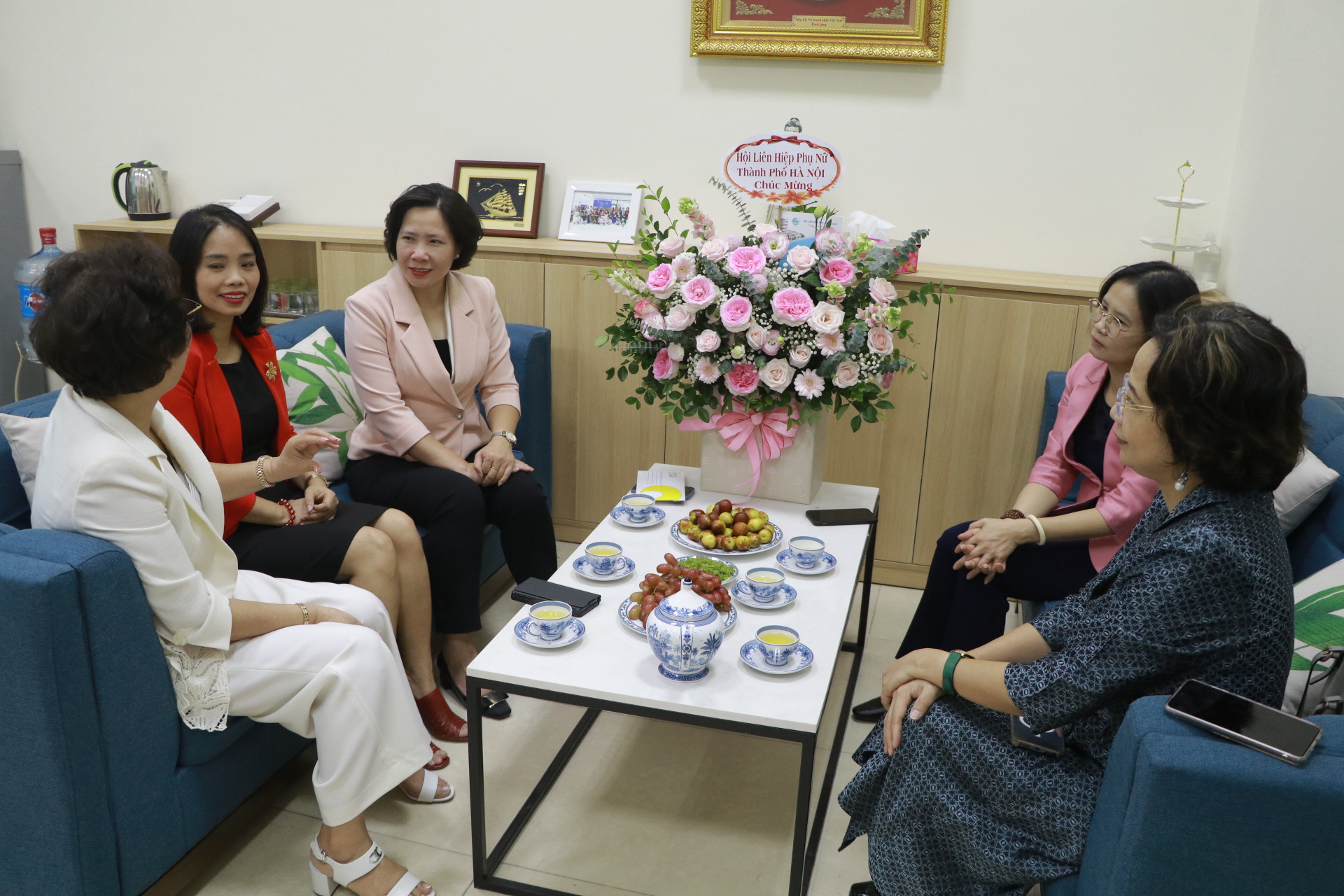 Hội LHPN Hà Nội: Chúc mừng các nữ doanh nhân nhân Ngày doanh nhân Việt Nam - ảnh 3