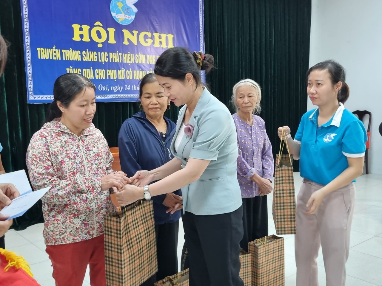 Hội LHPN Hà Nội: Tặng quà phụ nữ khó khăn - ảnh 2