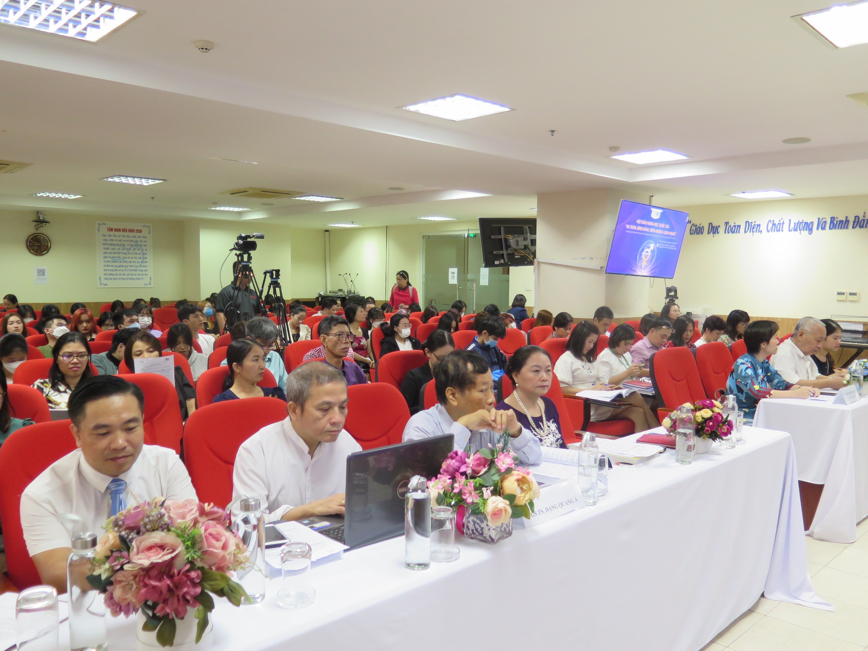 “An toàn, bình đẳng trong không gian mạng” cho phụ nữ và trẻ em - ảnh 3
