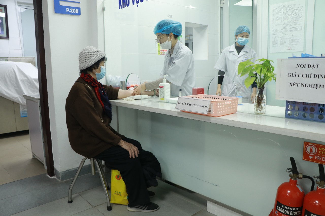 Khám sức khỏe miễn phí cho nữ lực lượng tham gia chiến dịch “Hà Nội-Điện Biên Phủ trên không” - ảnh 3