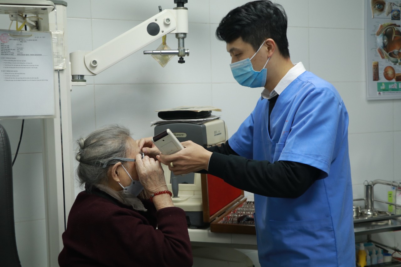 Khám sức khỏe miễn phí cho nữ lực lượng tham gia chiến dịch “Hà Nội-Điện Biên Phủ trên không” - ảnh 10