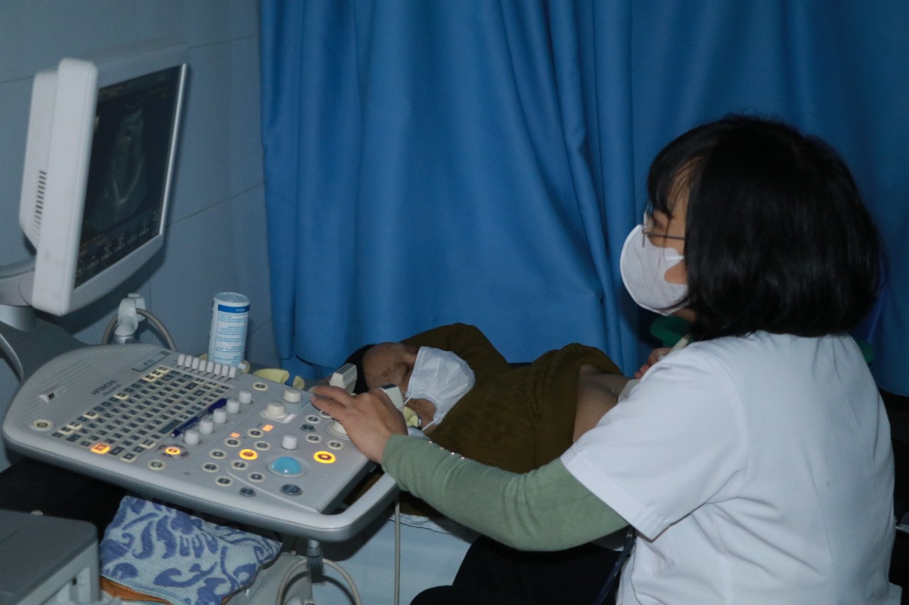 Khám sức khỏe miễn phí cho nữ lực lượng tham gia chiến dịch “Hà Nội-Điện Biên Phủ trên không” - ảnh 5