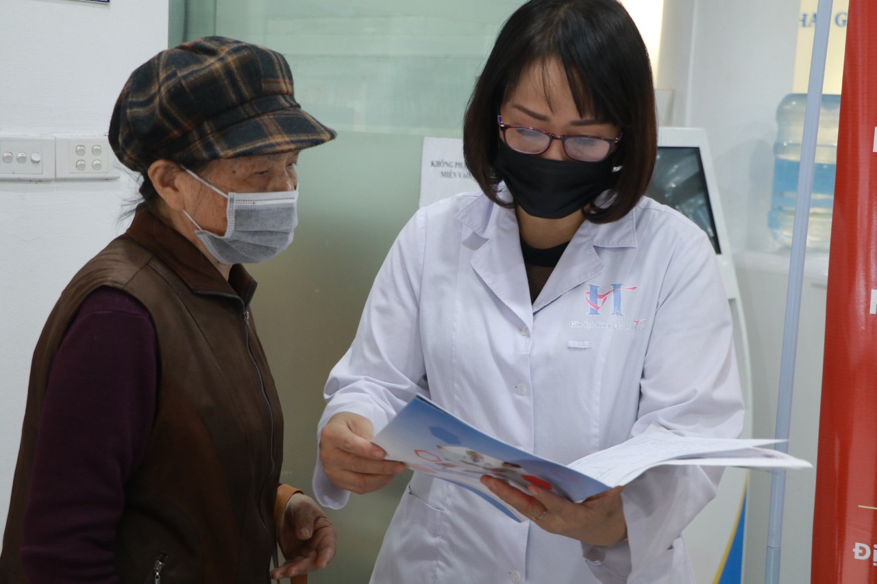 Khám sức khỏe miễn phí cho nữ lực lượng tham gia chiến dịch “Hà Nội-Điện Biên Phủ trên không” - ảnh 11