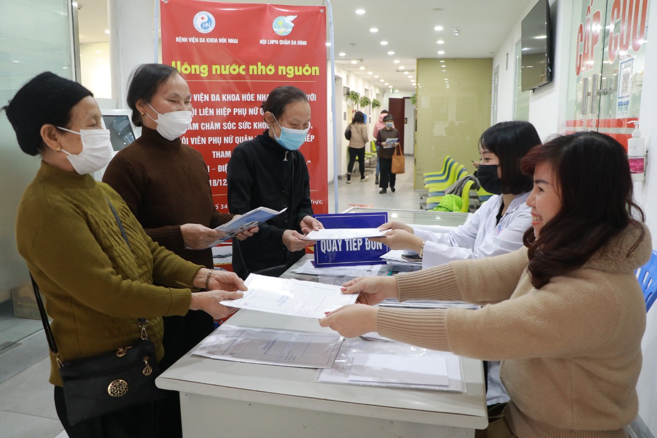 Khám sức khỏe miễn phí cho nữ lực lượng tham gia chiến dịch “Hà Nội-Điện Biên Phủ trên không” - ảnh 1