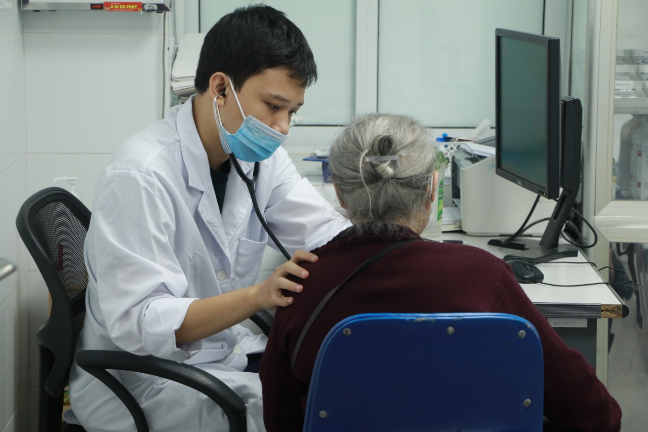 Khám sức khỏe miễn phí cho nữ lực lượng tham gia chiến dịch “Hà Nội-Điện Biên Phủ trên không” - ảnh 4